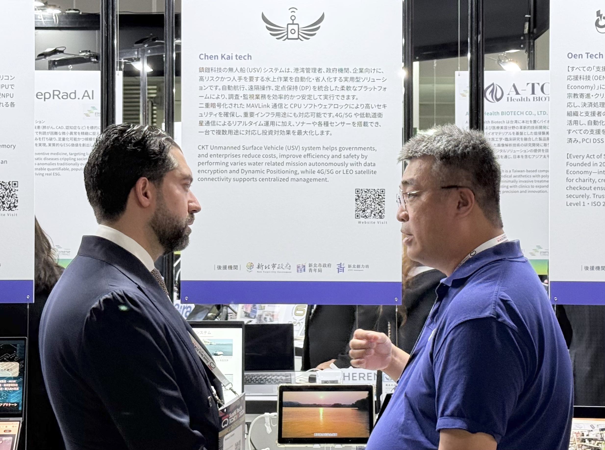 鎮鎧科技執行長郭鎮銘（圖右）在展會現場說明公司產品與服務。