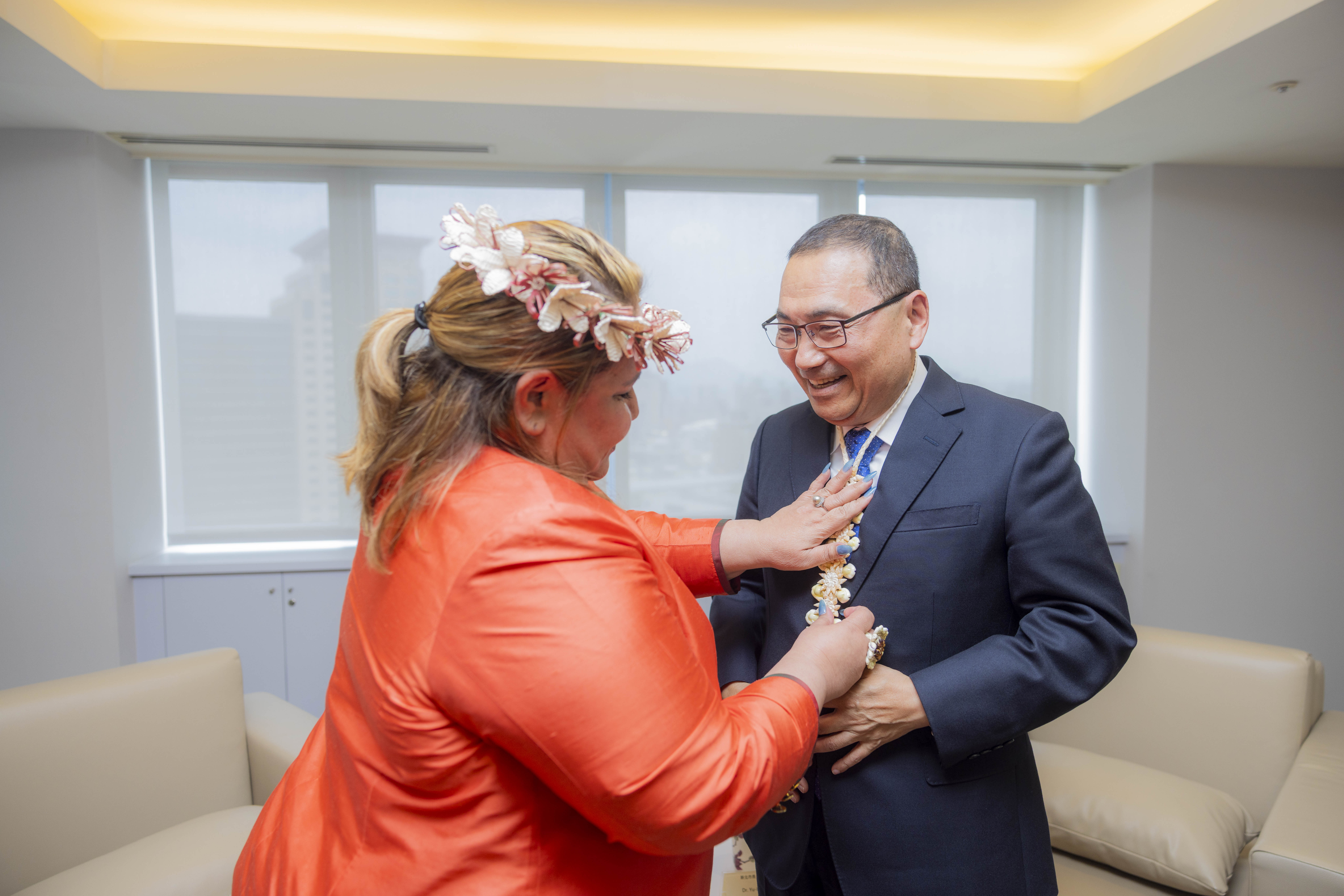 卡蒂爾大使為侯市長戴上馬紹爾手工編織貝殼項鍊