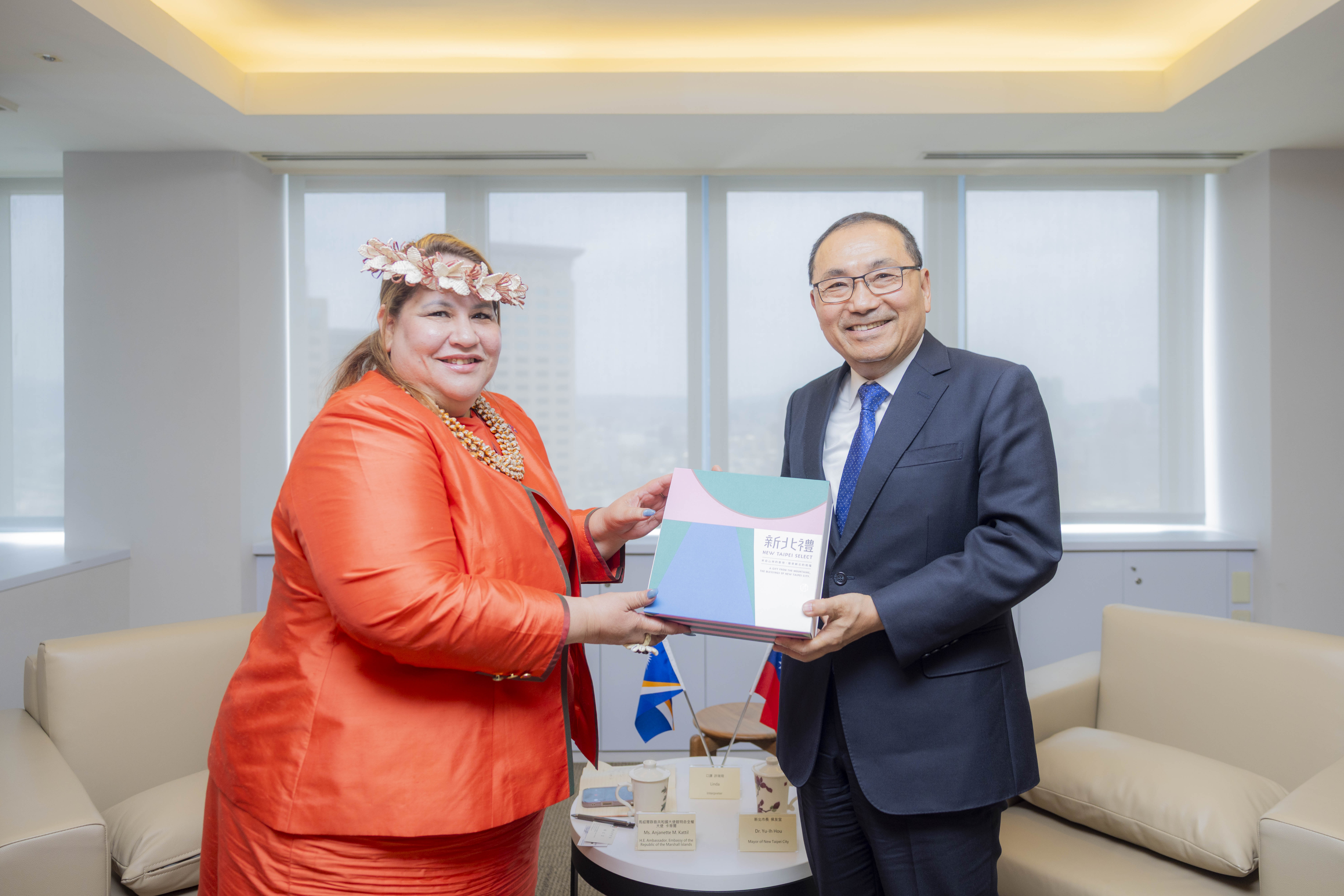 侯市長致贈新北禮盒予馬紹爾大使卡蒂爾