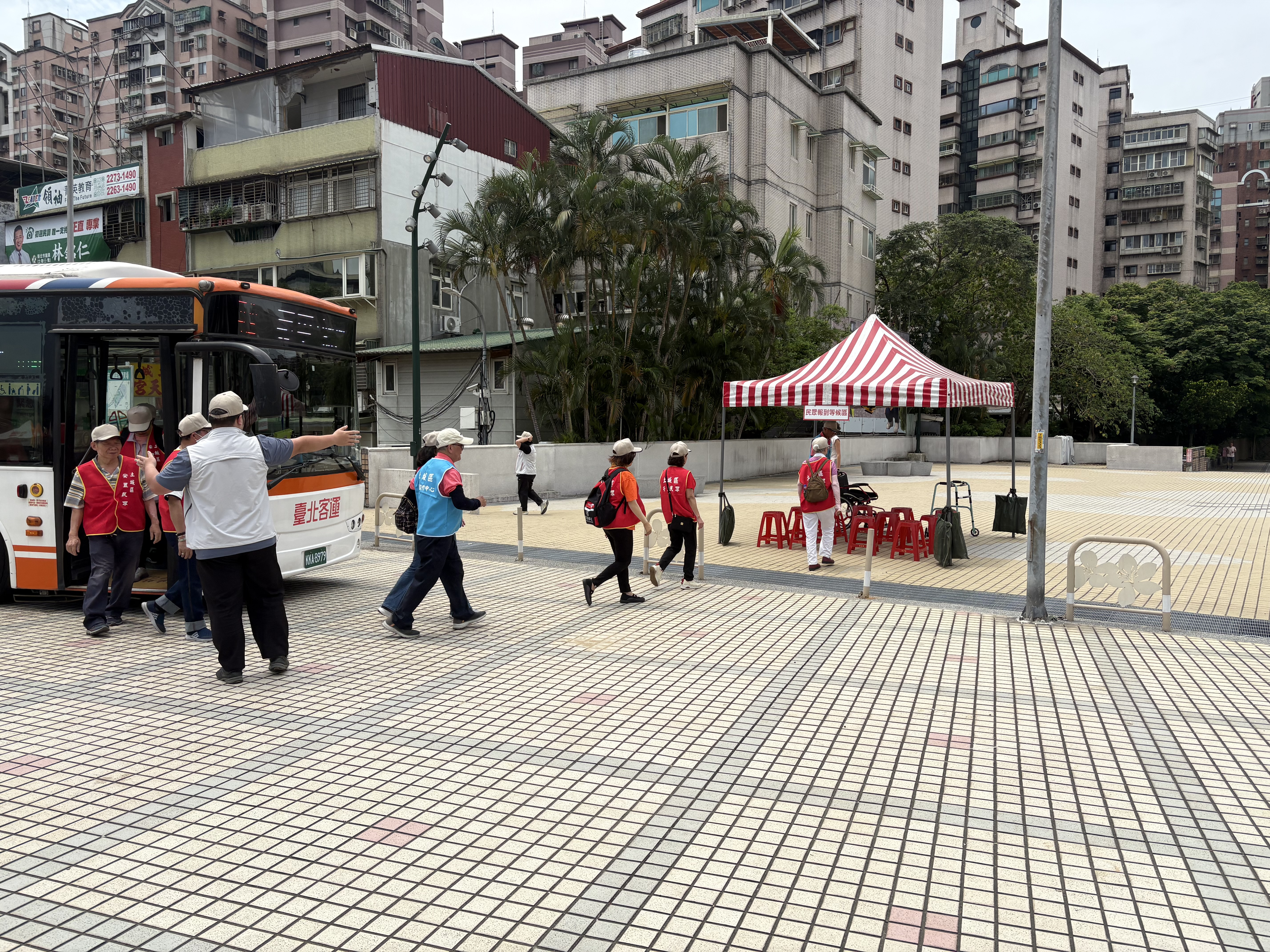 車輛協助災民疏散至防災公園