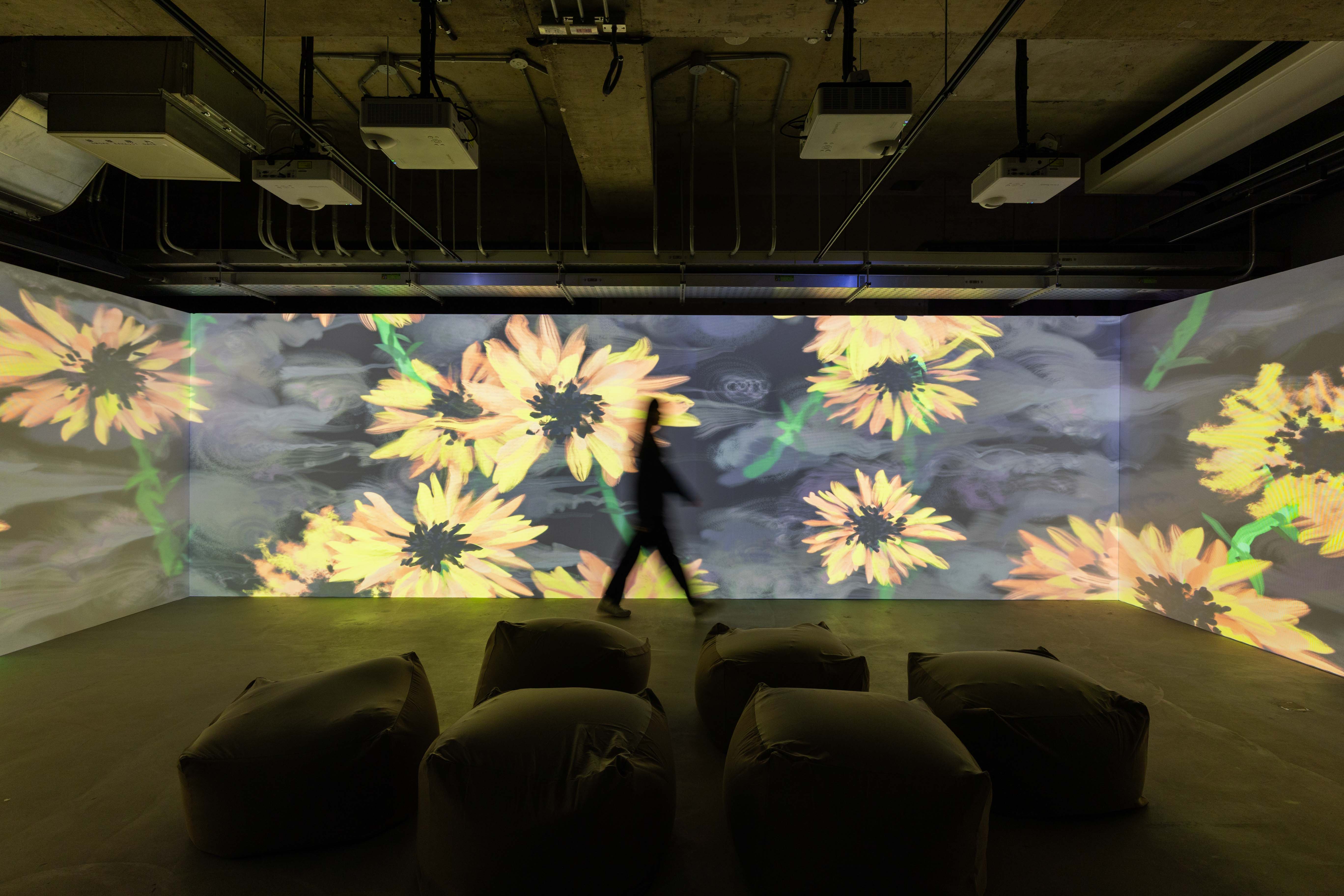 A3展間「生成之花」由新媒體藝術家吳哲宇，運用演算法生成即時變化的數位花海。