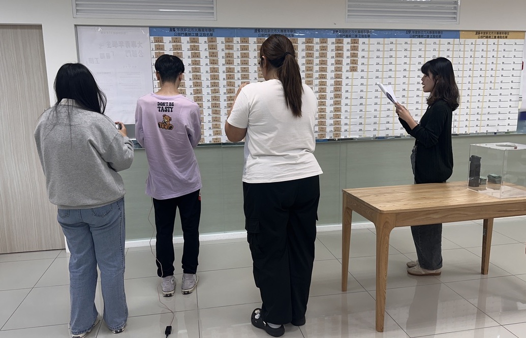 新北市政府見習生協助需求機關辦理現場抽籤與順序核對作業(資料照片)。