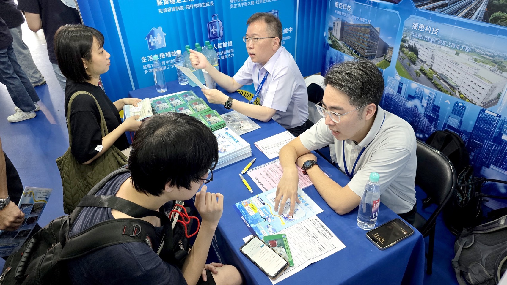 廠商向學生說明職缺內容