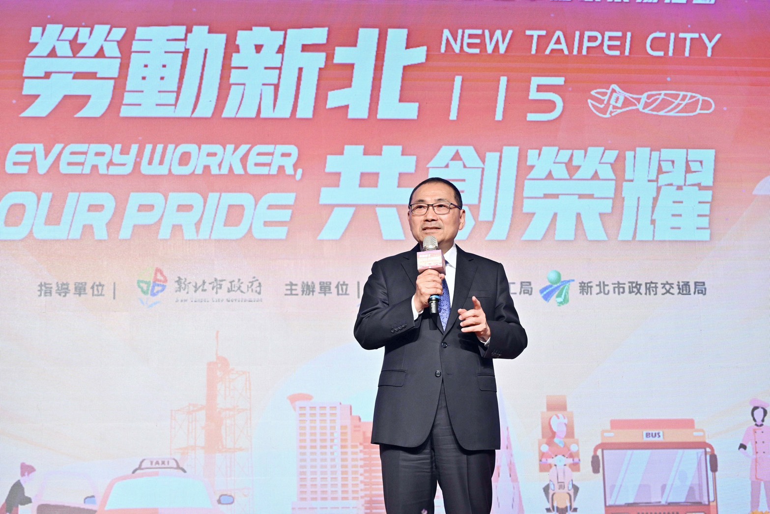 新北市政府今（30）日舉辦115年模範勞工與優良駕駛表揚活動，致敬243位來自各行各業的勞動典範。