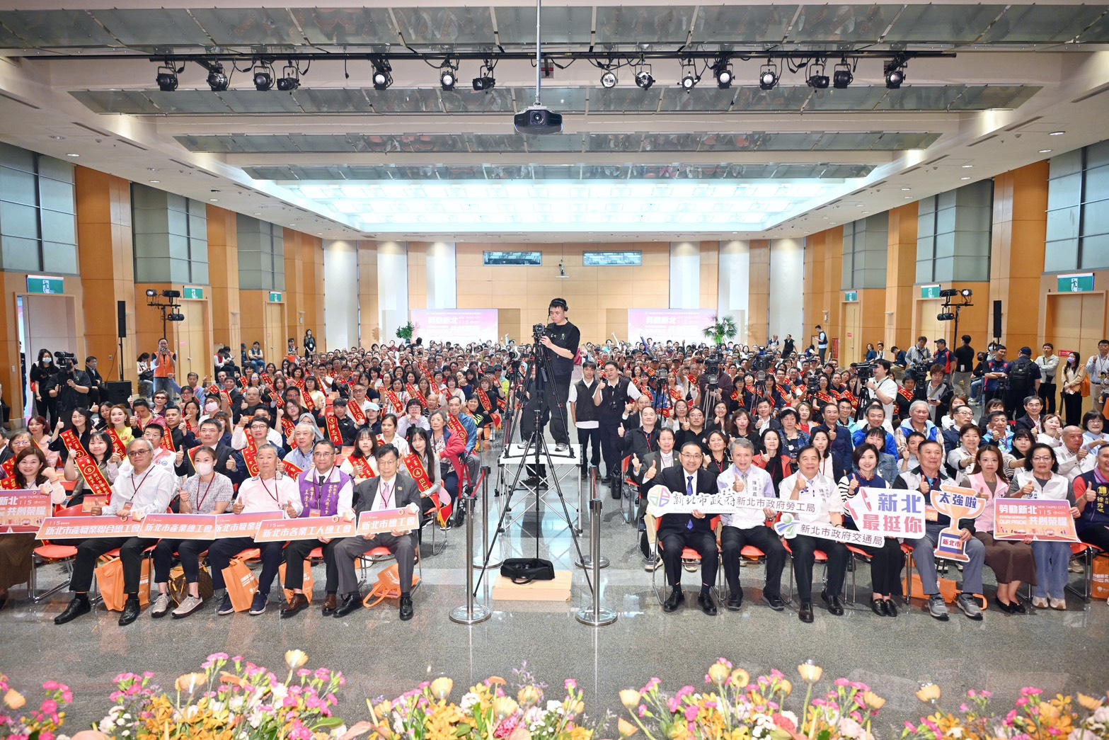 本次共表揚243位代表，包括170位模範勞工、60位優良駕駛及13家優良工會。
