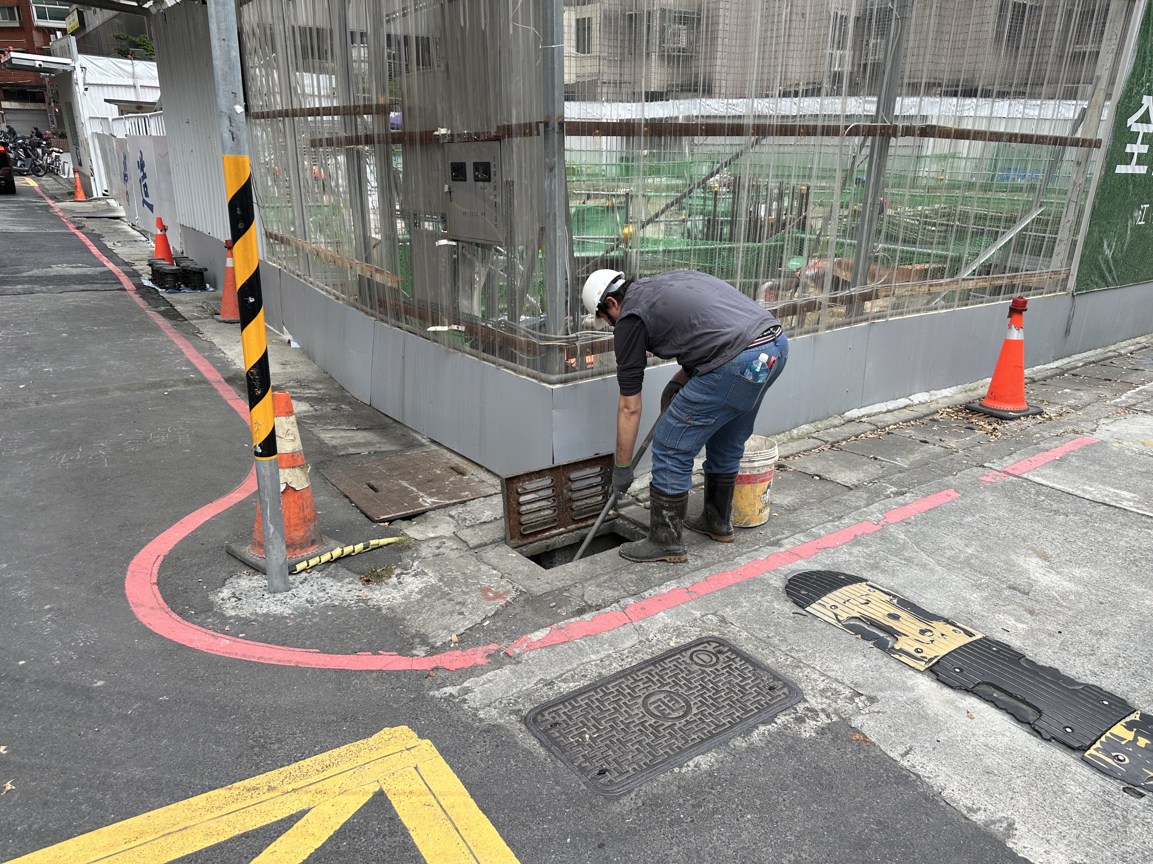 新北市118處建築工地完成排水系統、施工圍籬等項目自主檢查，確保汛期期間公共安全。