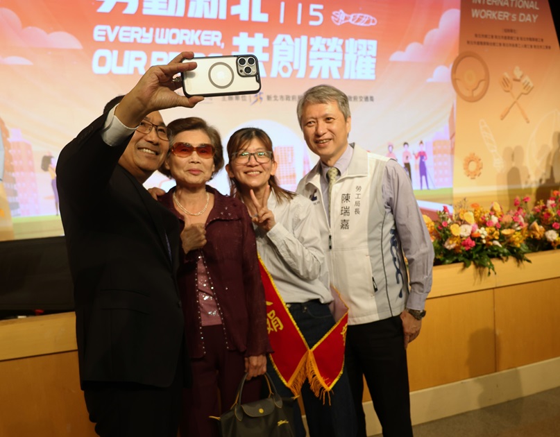 侯市長、陳局長與得獎勞工合影