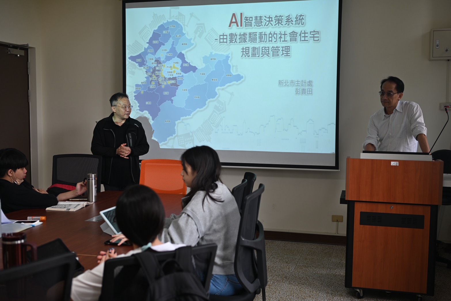 01-新北市政府主計處於中央大學演講AI應用得獎案例