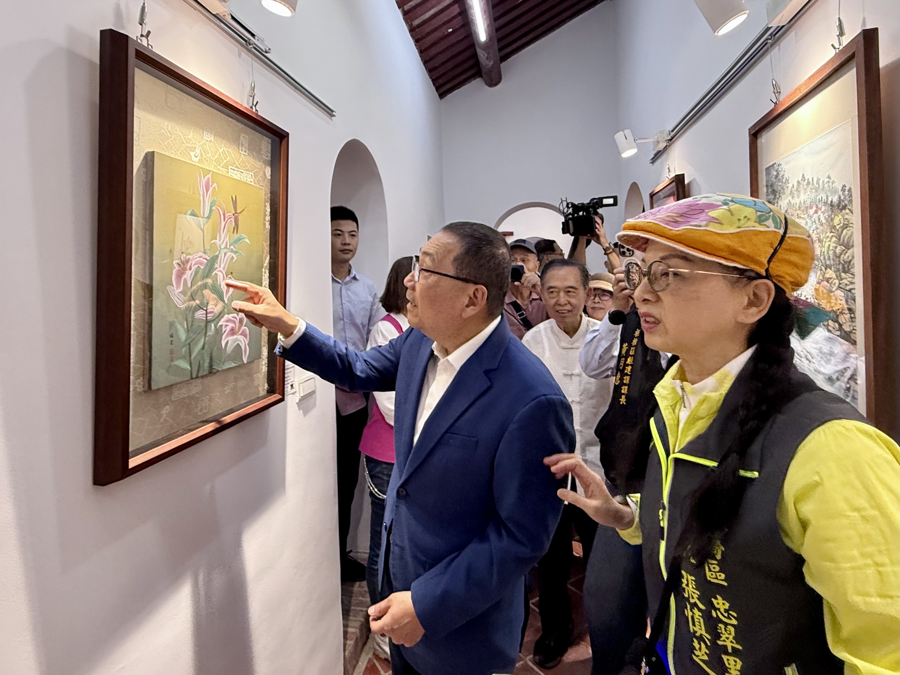 8.侯市長隨著忠翠里張慎芝里長的導覽欣賞展出畫作