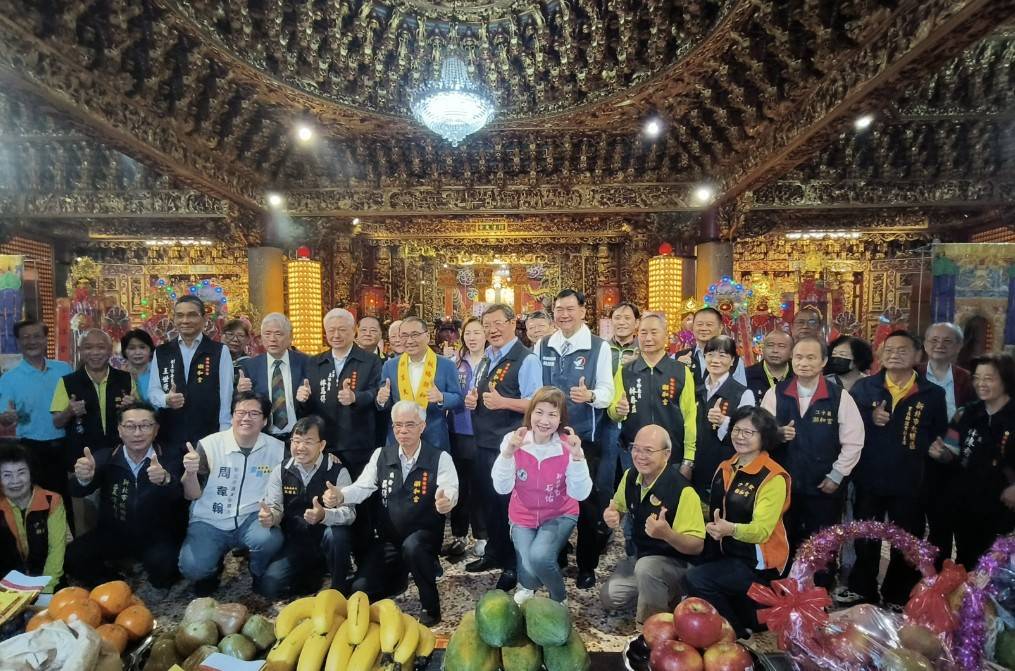 市長與廟方合影，感謝潮和宮長期將宗教善念轉化為實質大愛，落實社會公益。