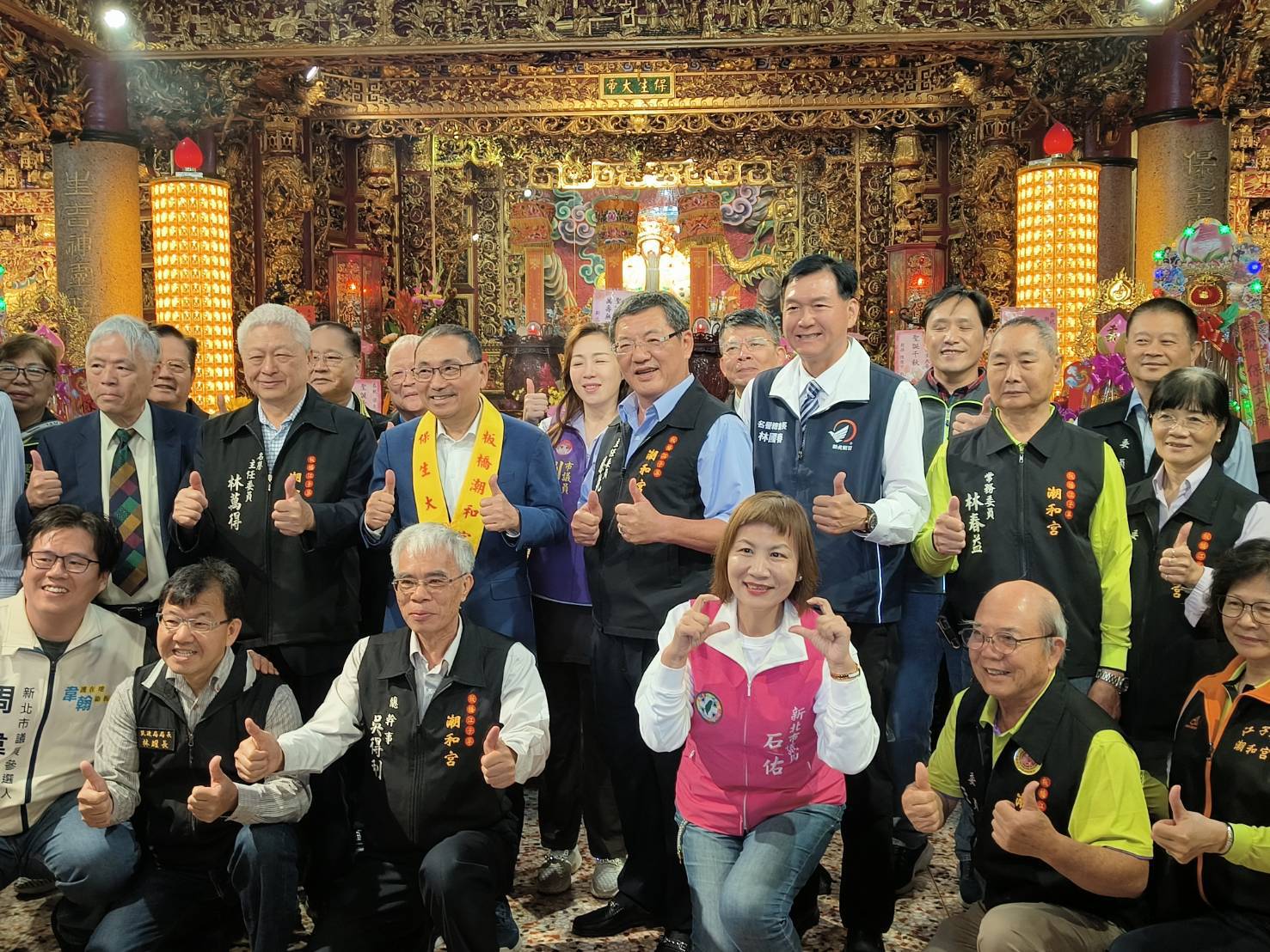 市長與潮和宮廟方及地方仕紳合影，感謝潮和宮長期將宗教善念轉化為實質大愛，落實社會公益。