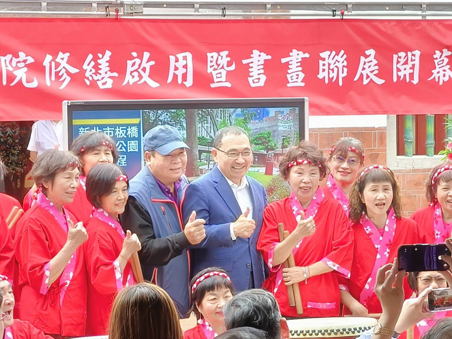 市長與埤墘里長「千歲太鼓團」合影。