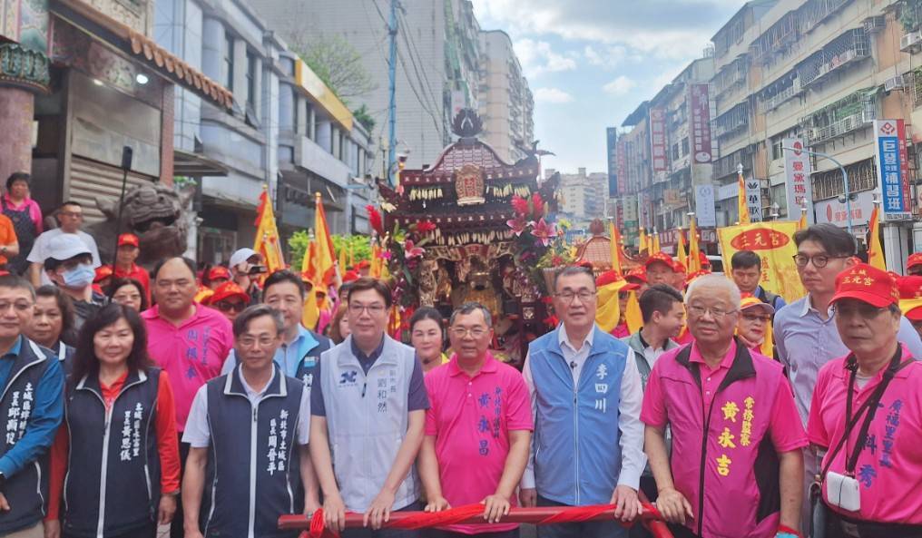 新北市副市長劉和然今為土城三元宮媽祖大轎扶轎起駕，正式為一年一度的遶境祈福盛會拉開序幕。