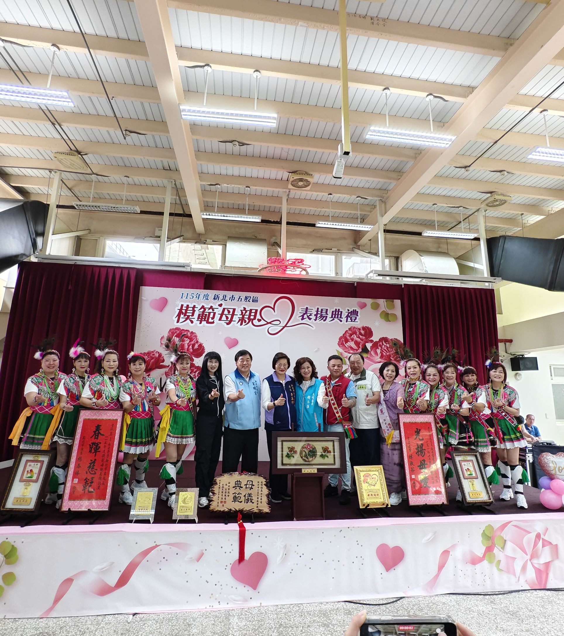 社會局長與開場原住民表演大合照