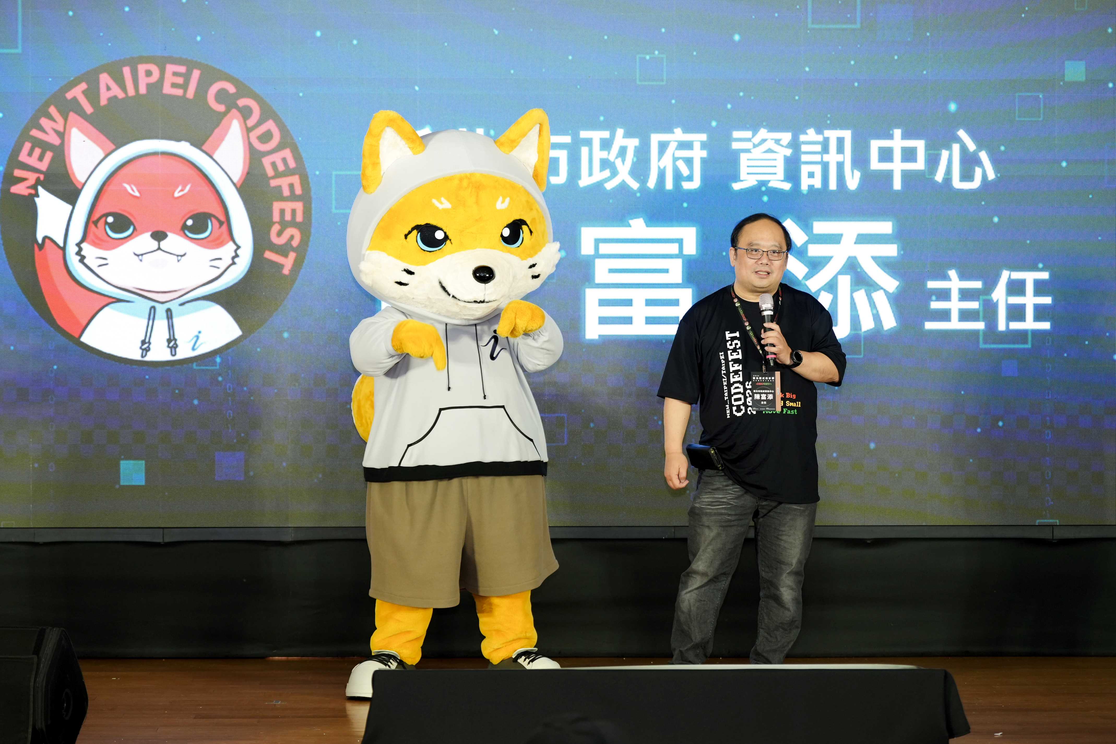新北市政府資訊中心陳富添主任（右）與資中吉祥物一同為「2026 雙北程式設計節」揭開序幕，期待參賽者善用 AI 與開放資料為城市治理尋找新解方。