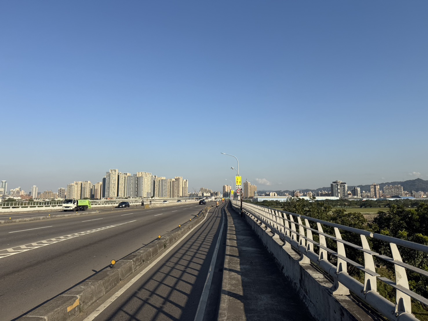 養工處將於5月6日至5月22日辦理「浮洲橋機車分隔島拆除工程」，拆除樹林往板橋上橋匝道之分隔島，以提升通行安全與順暢。