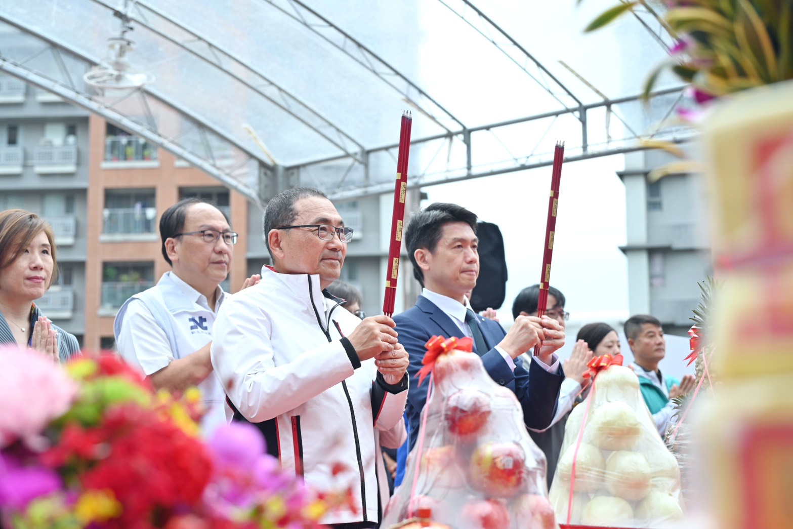 侯友宜偕同工程團隊共同祈求工程順利推展。