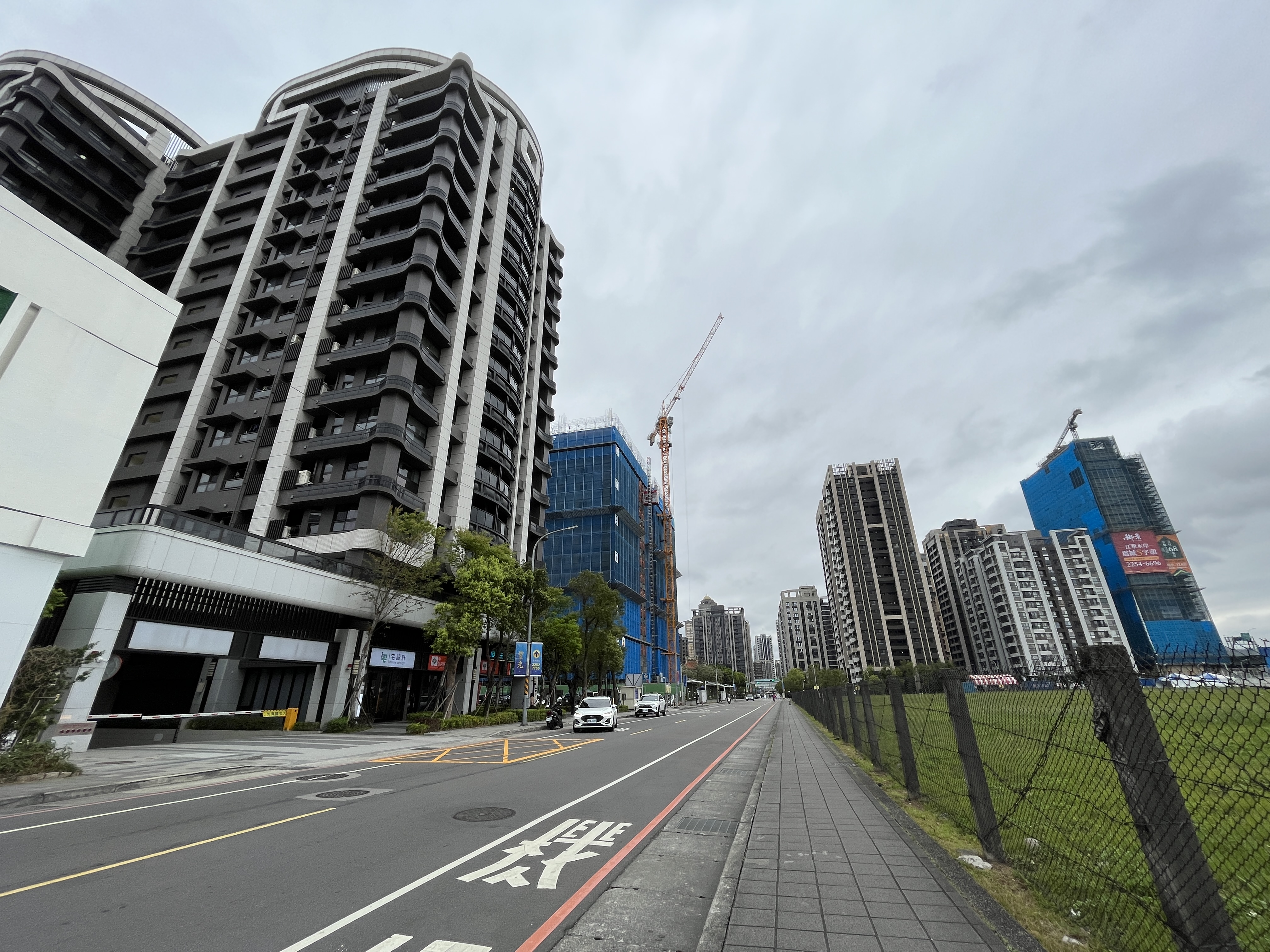 08.115年4月成交量減少最多為板橋區，照片為華江一路一帶