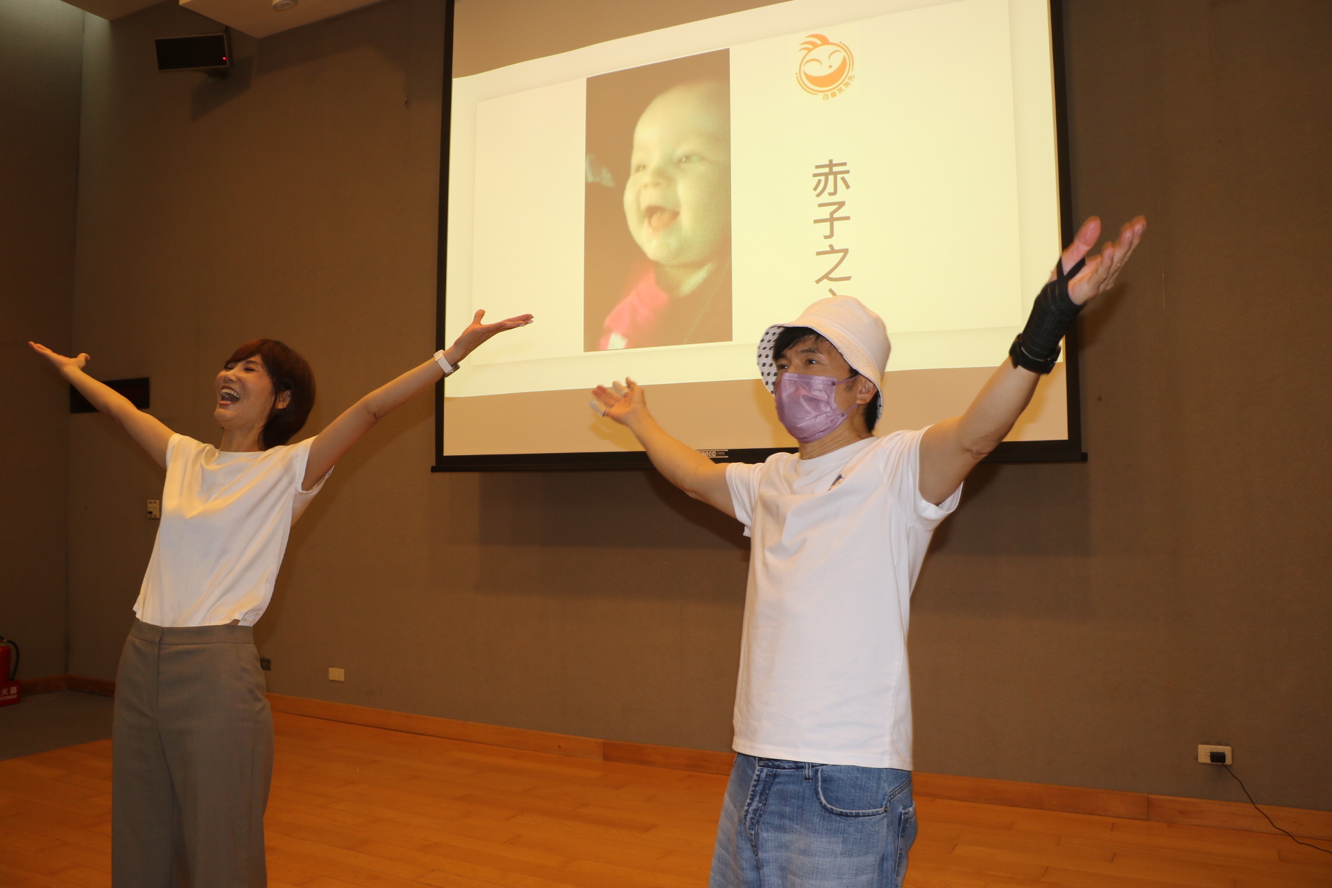 新北市愛笑瑜伽協會創辦人王淑芳在演講前和名藝人唐從聖（右）一起帶領聽眾哈哈大笑並伸展擴胸