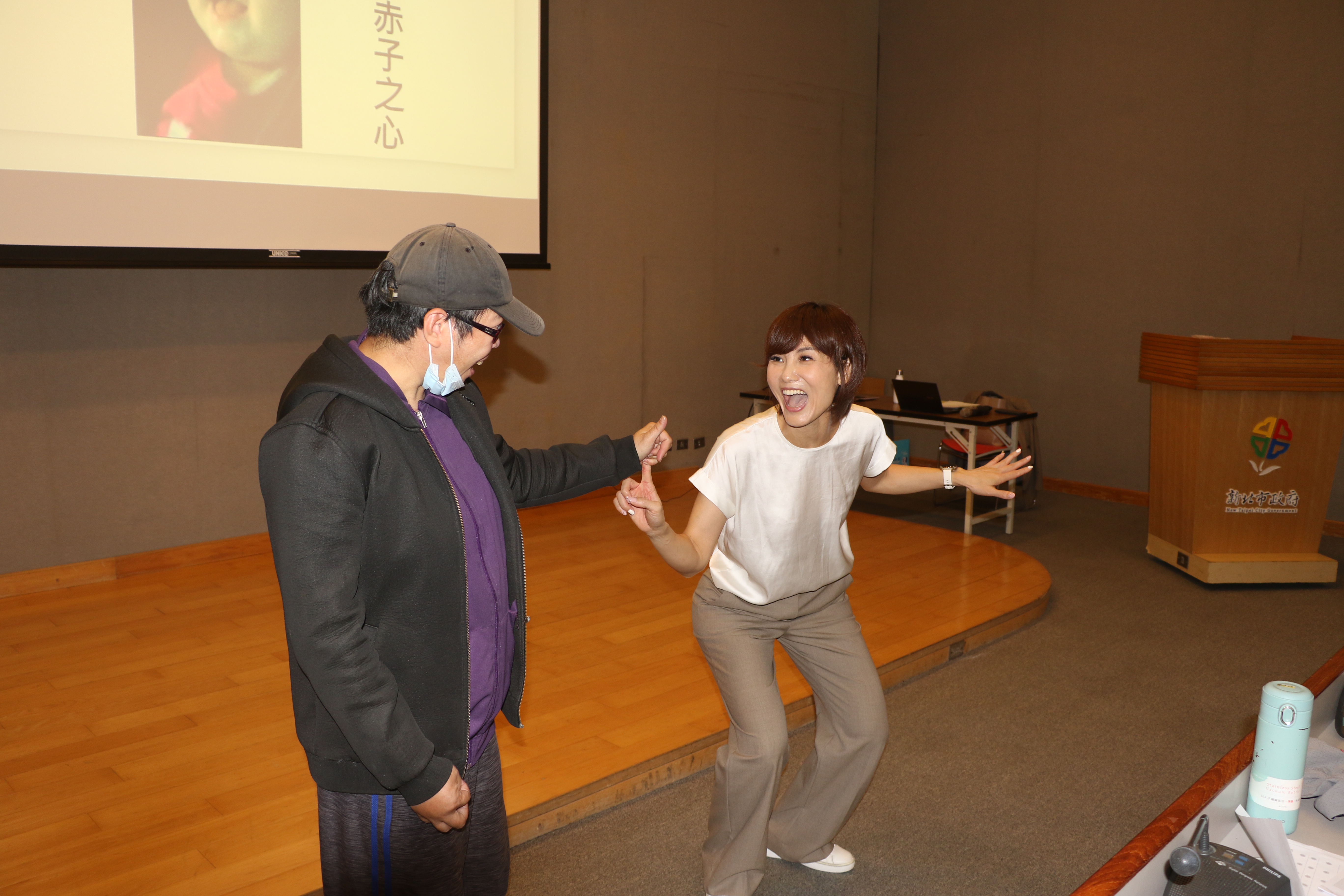  王淑芳在演講時，有位中風後進行復健的婦女上台一起玩釘子釘勾、小貓小狗、一把抓住哪一個的遊戲
