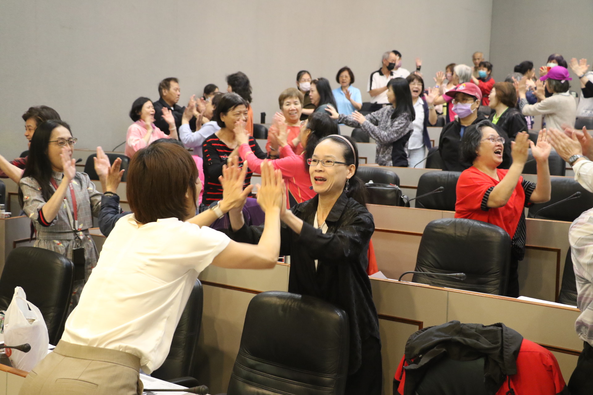 新北市愛笑瑜伽協會創辦人王淑芳在演講時鼓勵大家多互動大笑