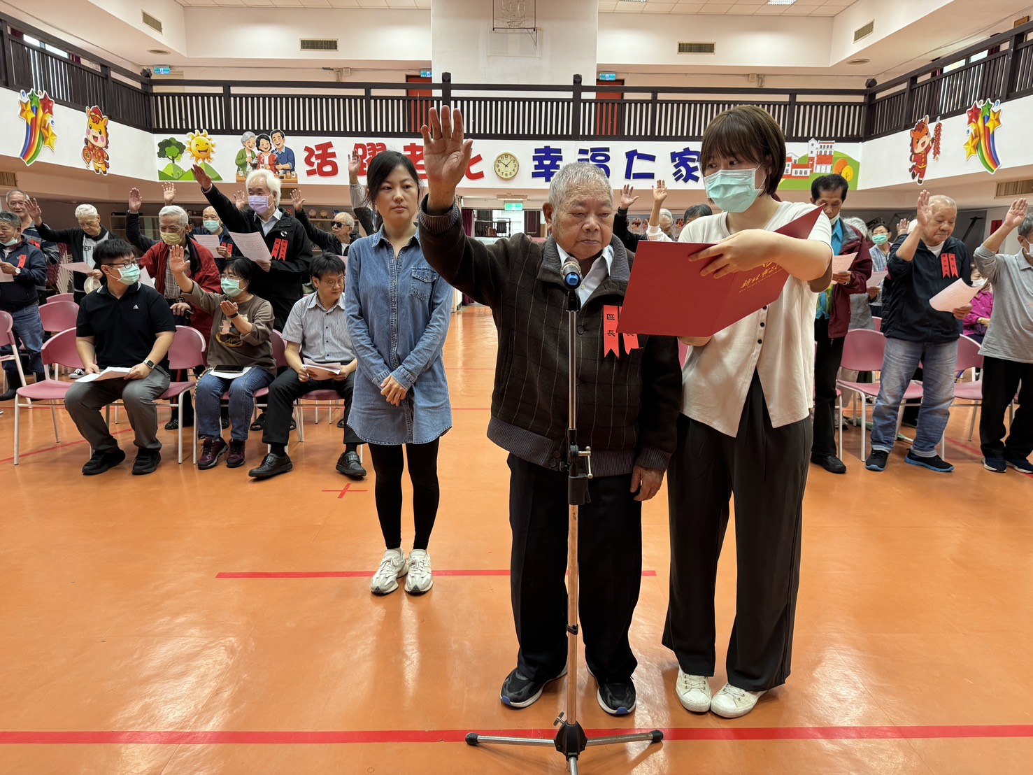  二區區長林隆田代表當選幹部宣誓就職，他笑稱在社會還沒當過工頭哩。
