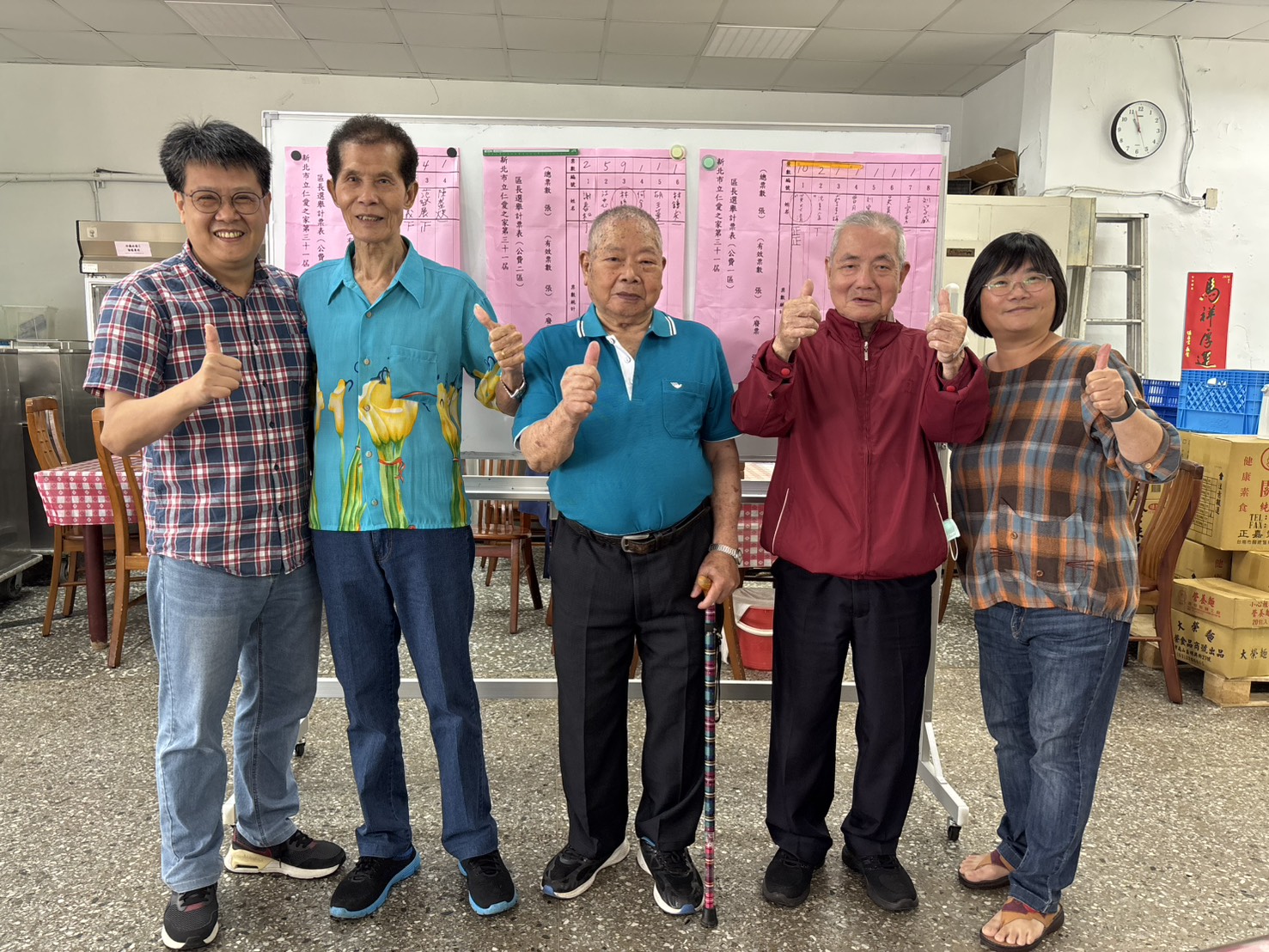 仁家主任謝鑫敏（左1）和秘書馮曉郁（右1）恭喜三位當選區長，左2起分別為郭木泉、林隆田和黃炎清。