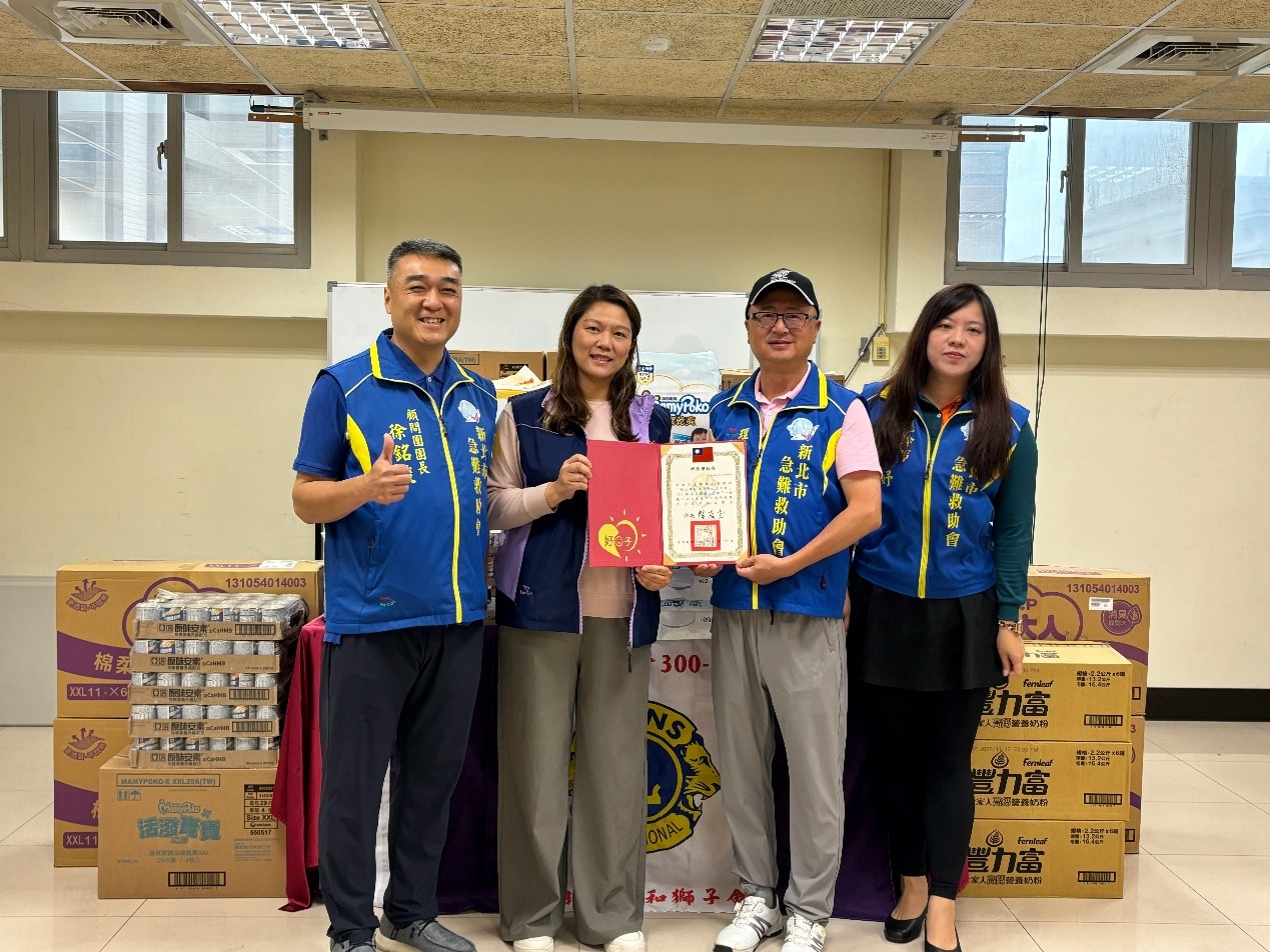 新莊社福中心主任高涓娟(左二)致贈感謝狀給新北市急難救助會理事長洪守坿 (右二)