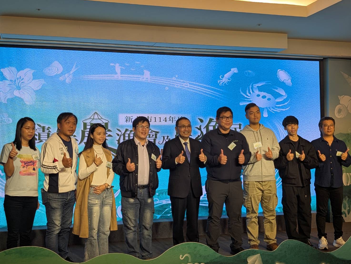 市長侯友宜今(5)日出席「114年度績優農漁會及農漁民表揚典禮」，頒贈表揚本市農漁會及農漁民，新北市青農年農民聯誼會幹部接受市長表揚