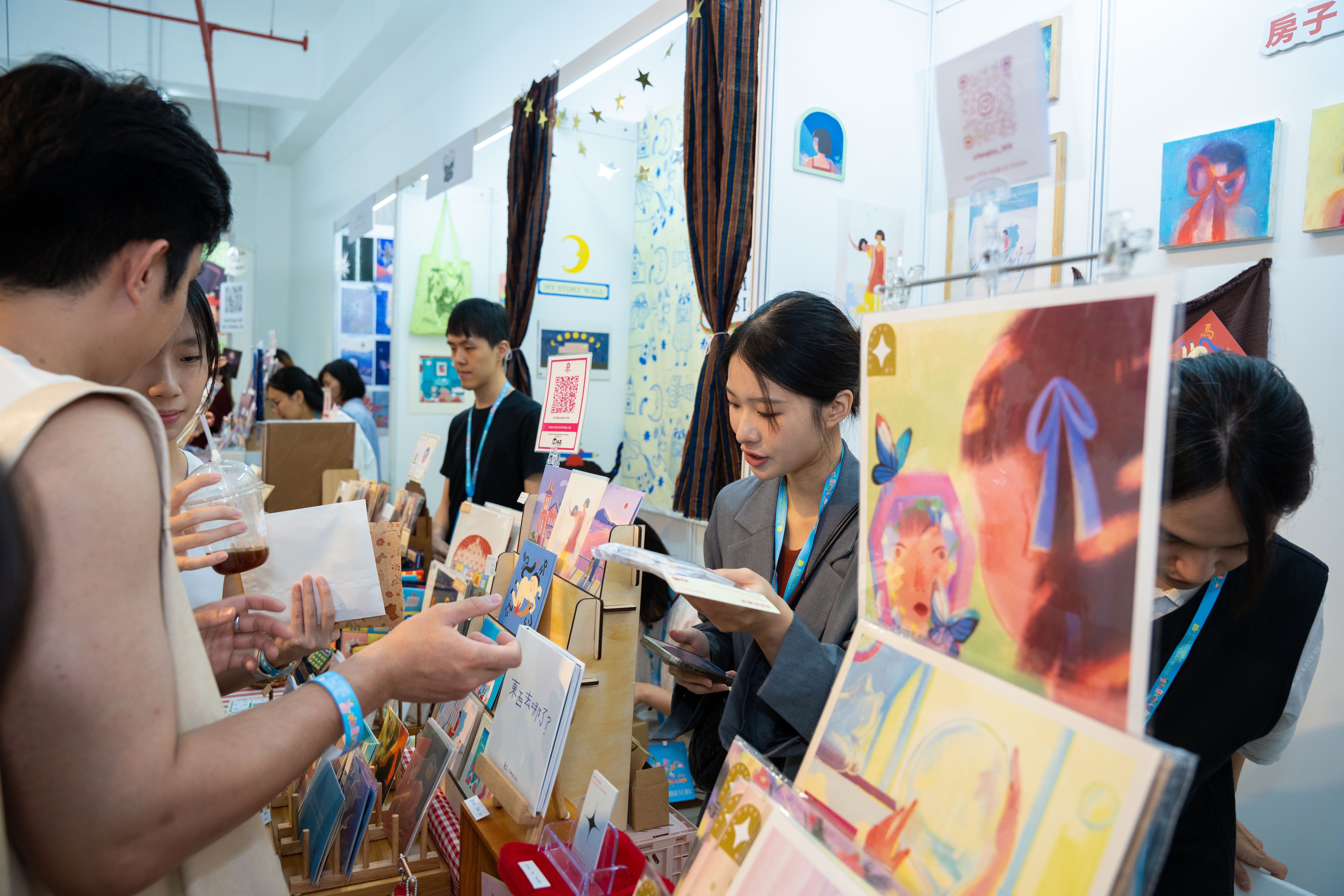 fangtzu品牌負責人房子（圖中）在展會中與馬來西亞民眾說明作品理念，透過創作建立交流與連結。