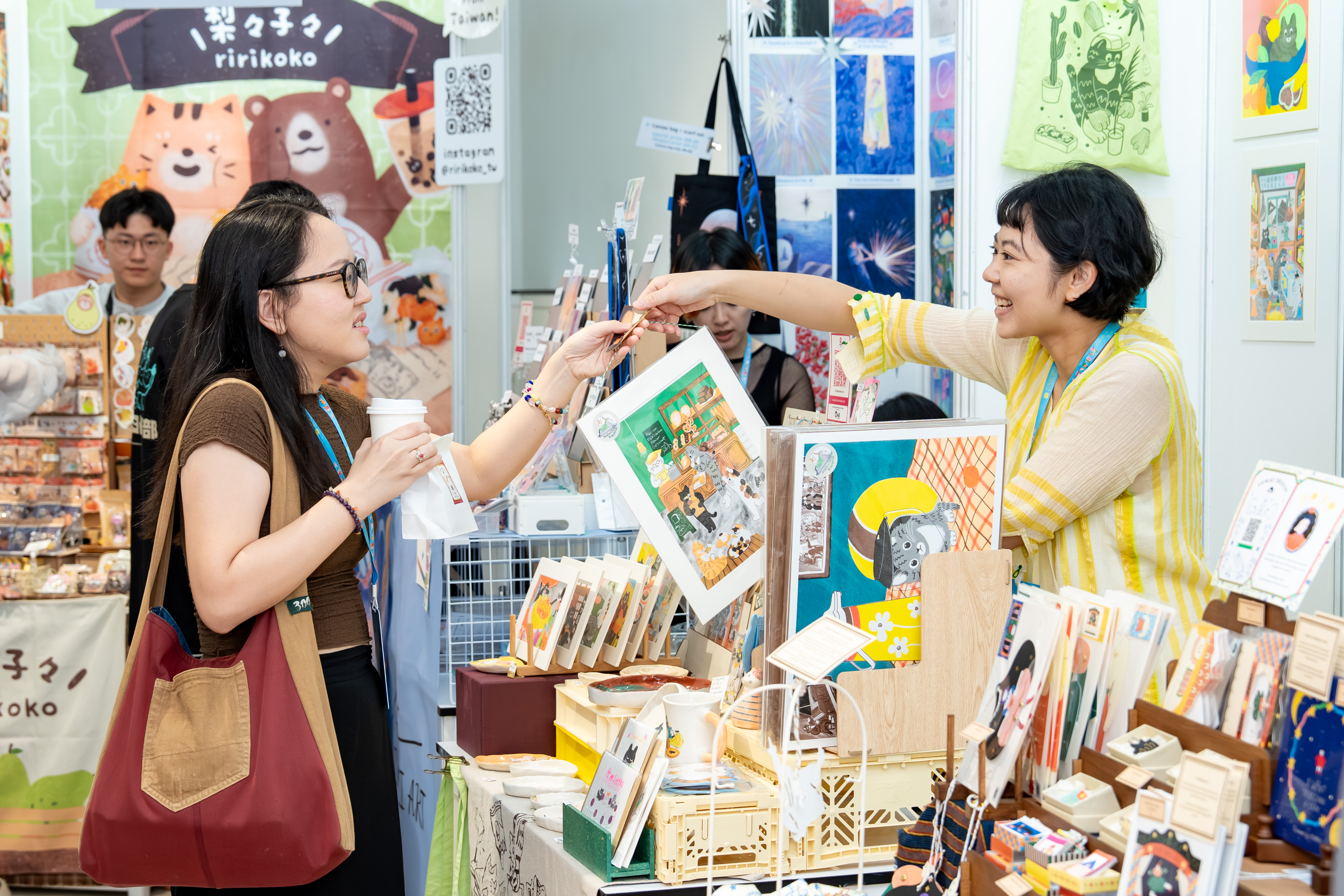 「三貓俱樂部」的作品以貓咪自傳視角傳遞幽默價值觀，深受當地喜愛創作的藏家喜愛。