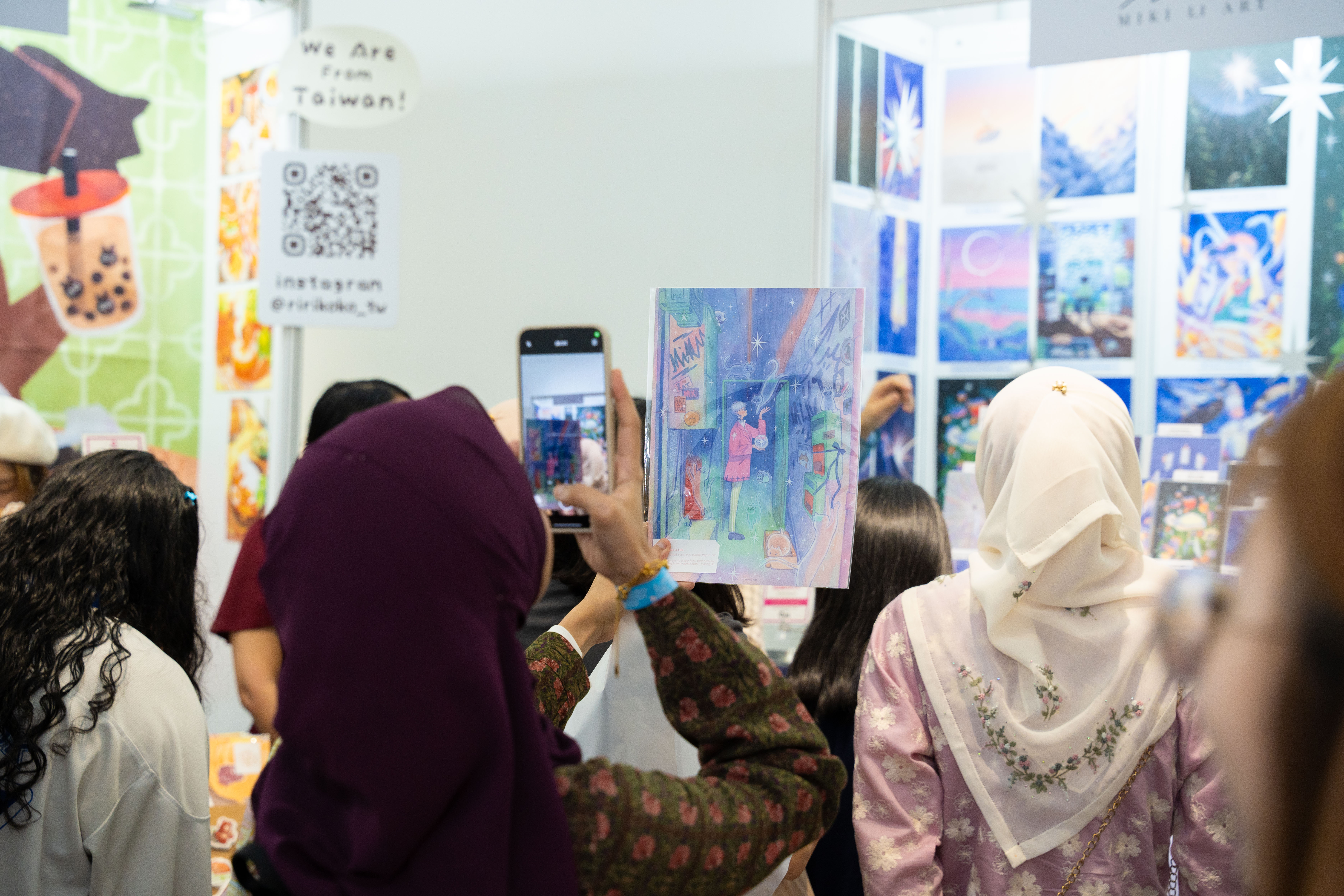 Miki Li Art在開展當日即傳出多組明信片完售的好消息。