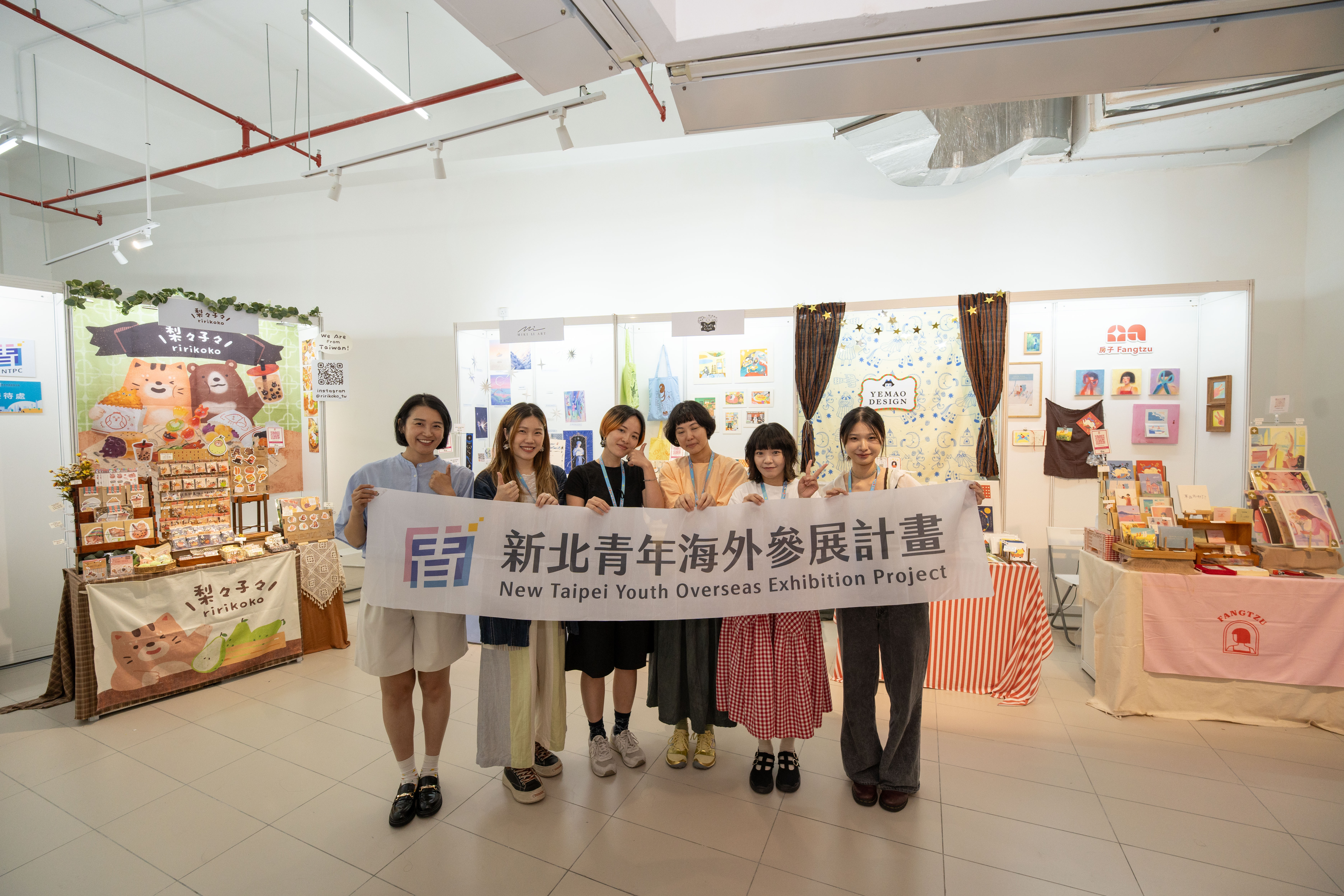 本次新北市青年局率藝文團隊參加馬來西亞「吉隆坡插畫展」，整體觀展氛圍聚焦於創作本身。五個品牌在視覺調性上顯獨樹一格，成功吸引當地民眾目光。