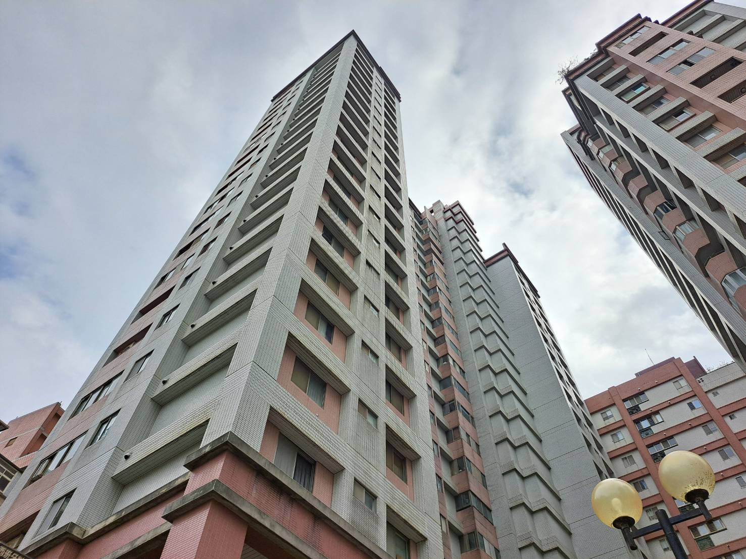 小貓受困於22樓，情況危急