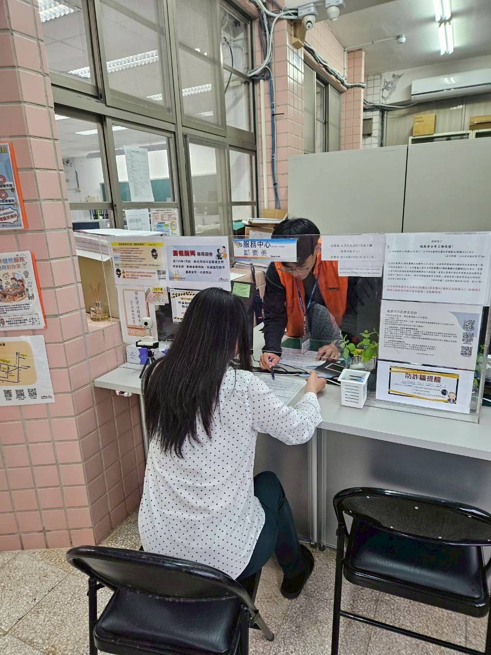 地所同仁就登記案件內容積極查證，進行關懷提問。新北市地政局提供