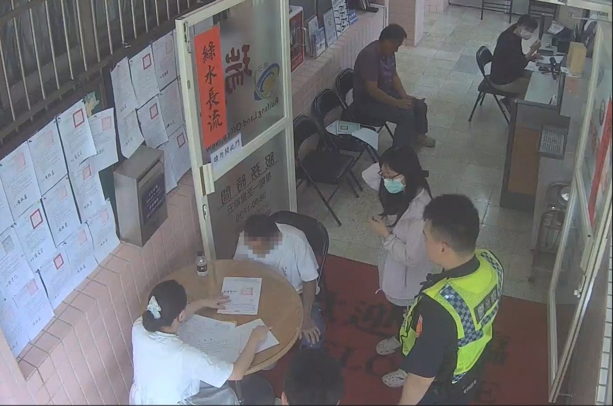  防詐金三角發揮功效，受害男子在警方陪同下至地所聲明異議。新北市地政局提供
