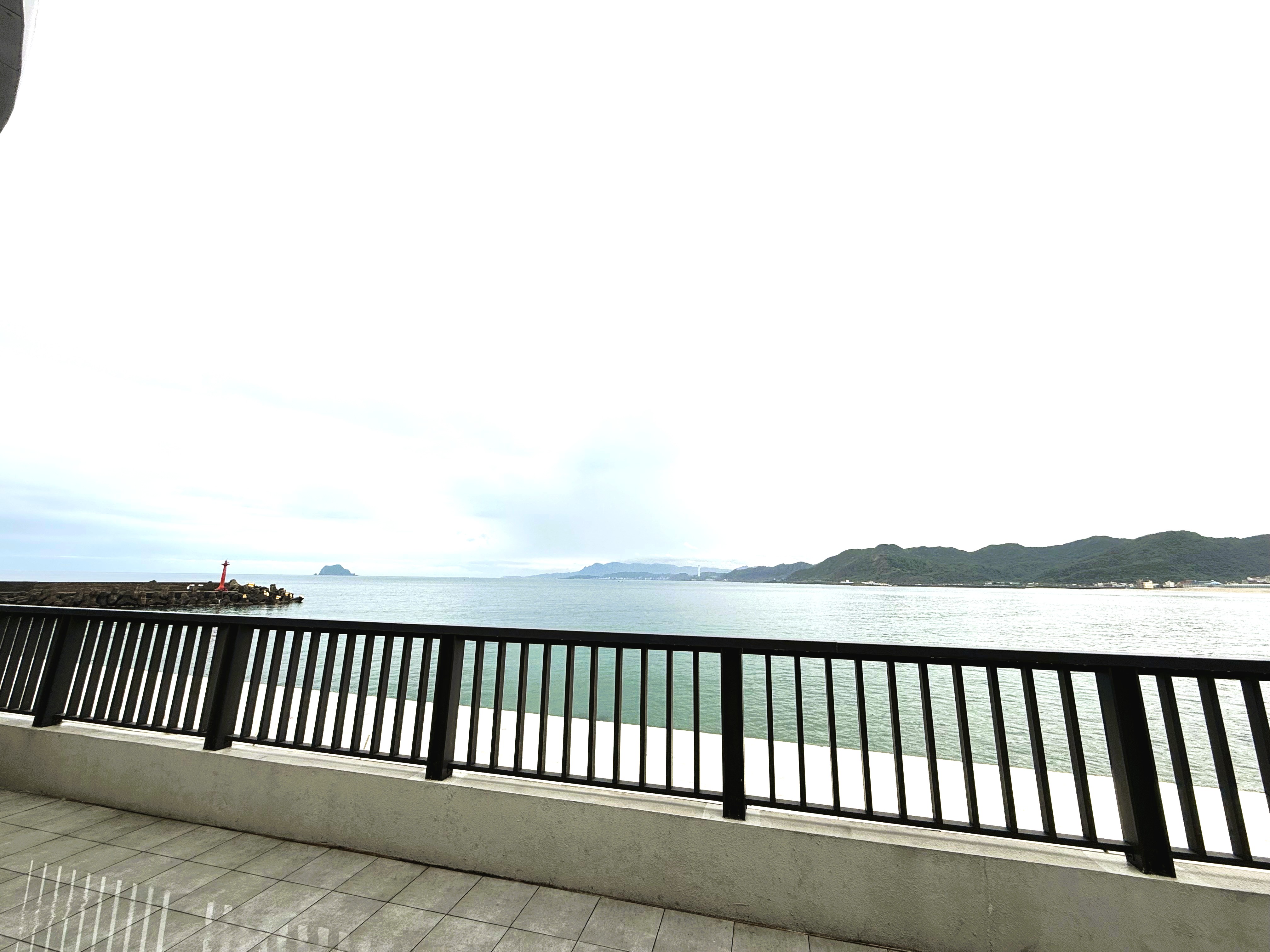 龜吼漁夫市集二樓戶外觀海平台，能遠眺遼闊海景