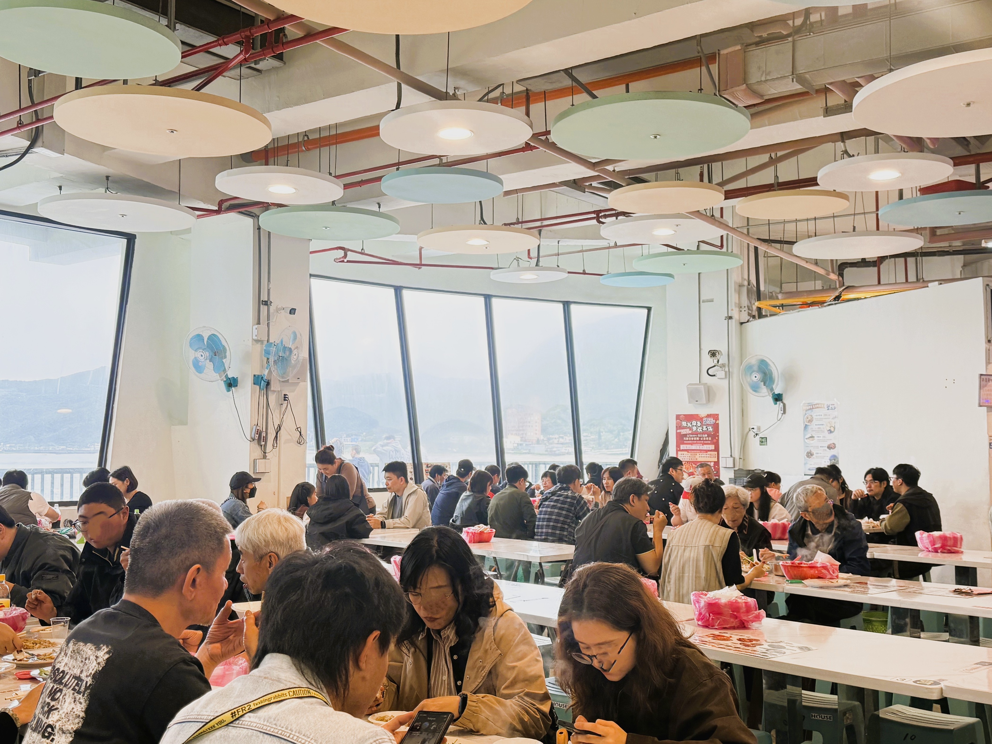 龜吼漁夫市集二樓挑高用餐區搭配大片景觀窗，可同時享受美食及美景
