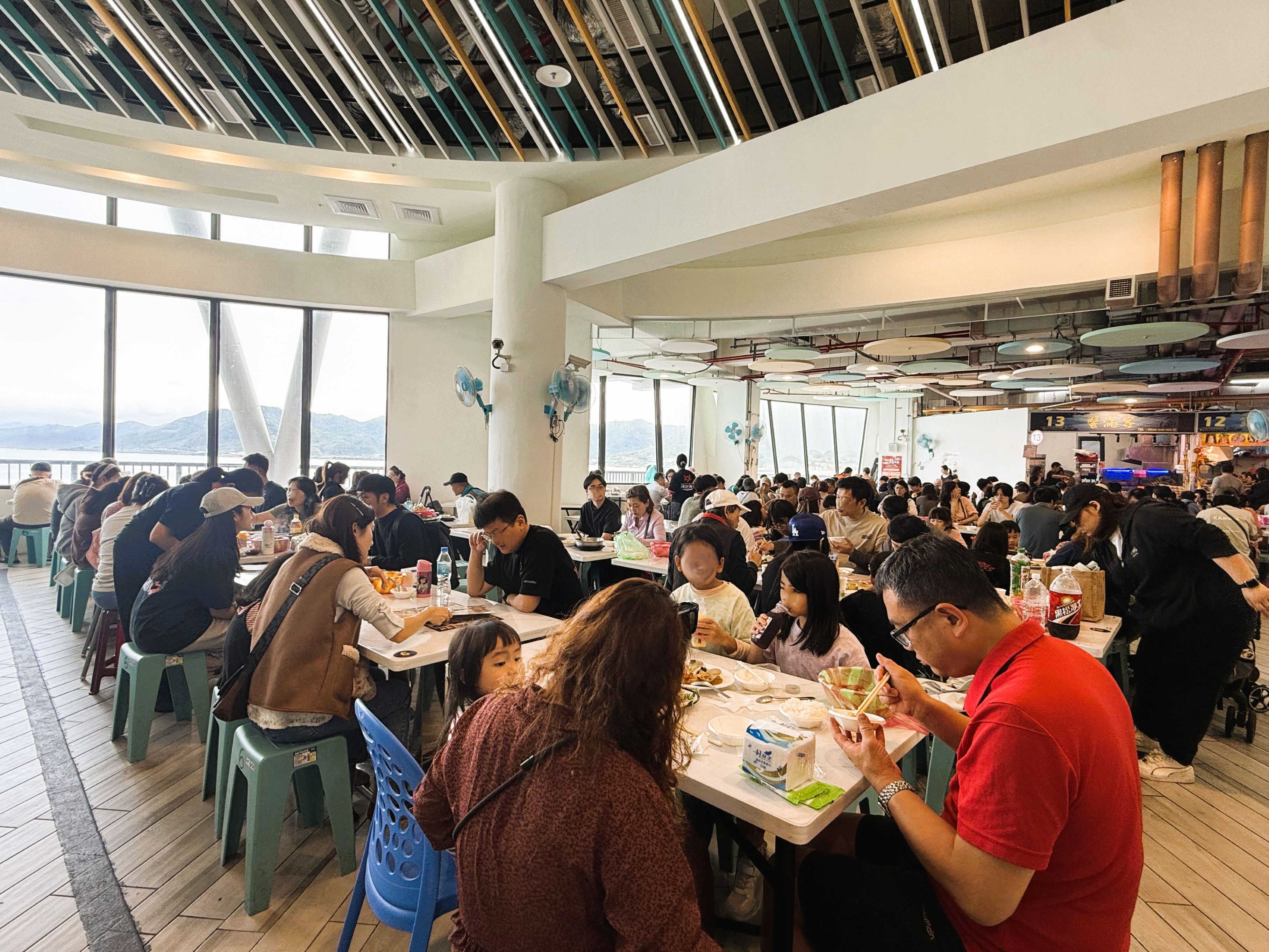 龜吼漁夫市集二樓熟食攤位提供各式現點現做的海鮮料理，深受饕客喜愛