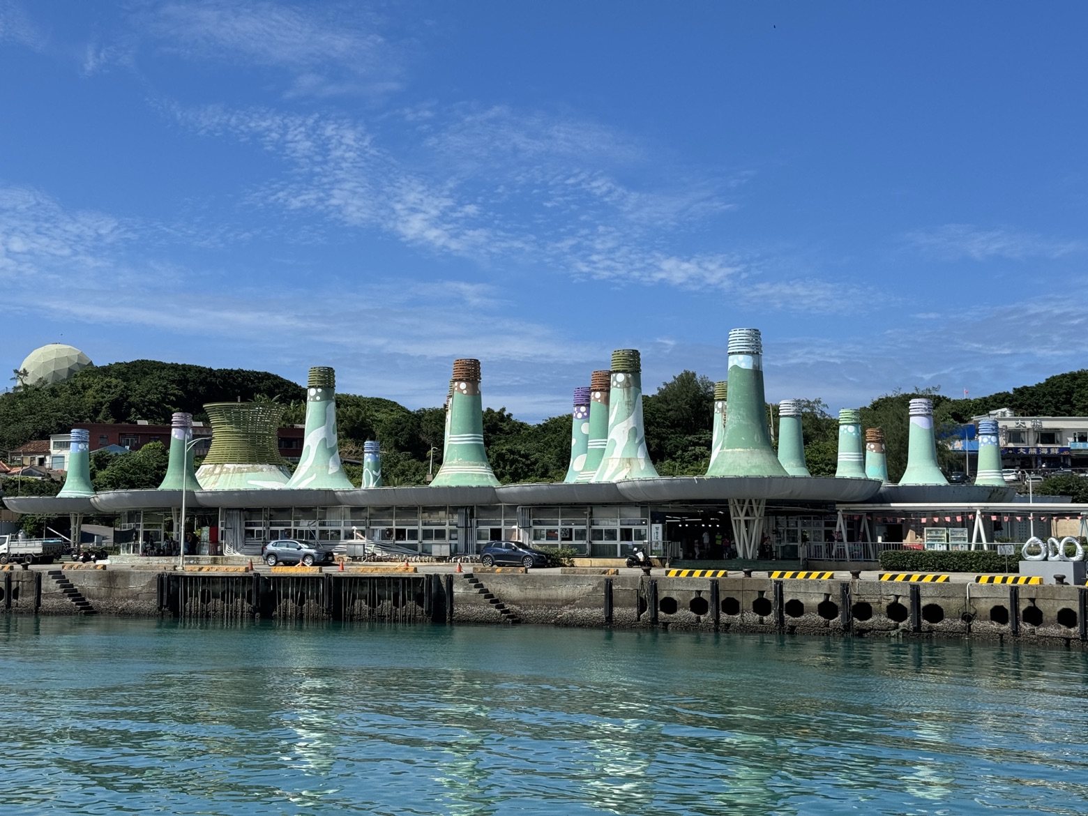 富基魚市位於石門區富基漁港，外觀為醒目的墨西哥帽造型屋頂，為北海岸知名的觀光魚市