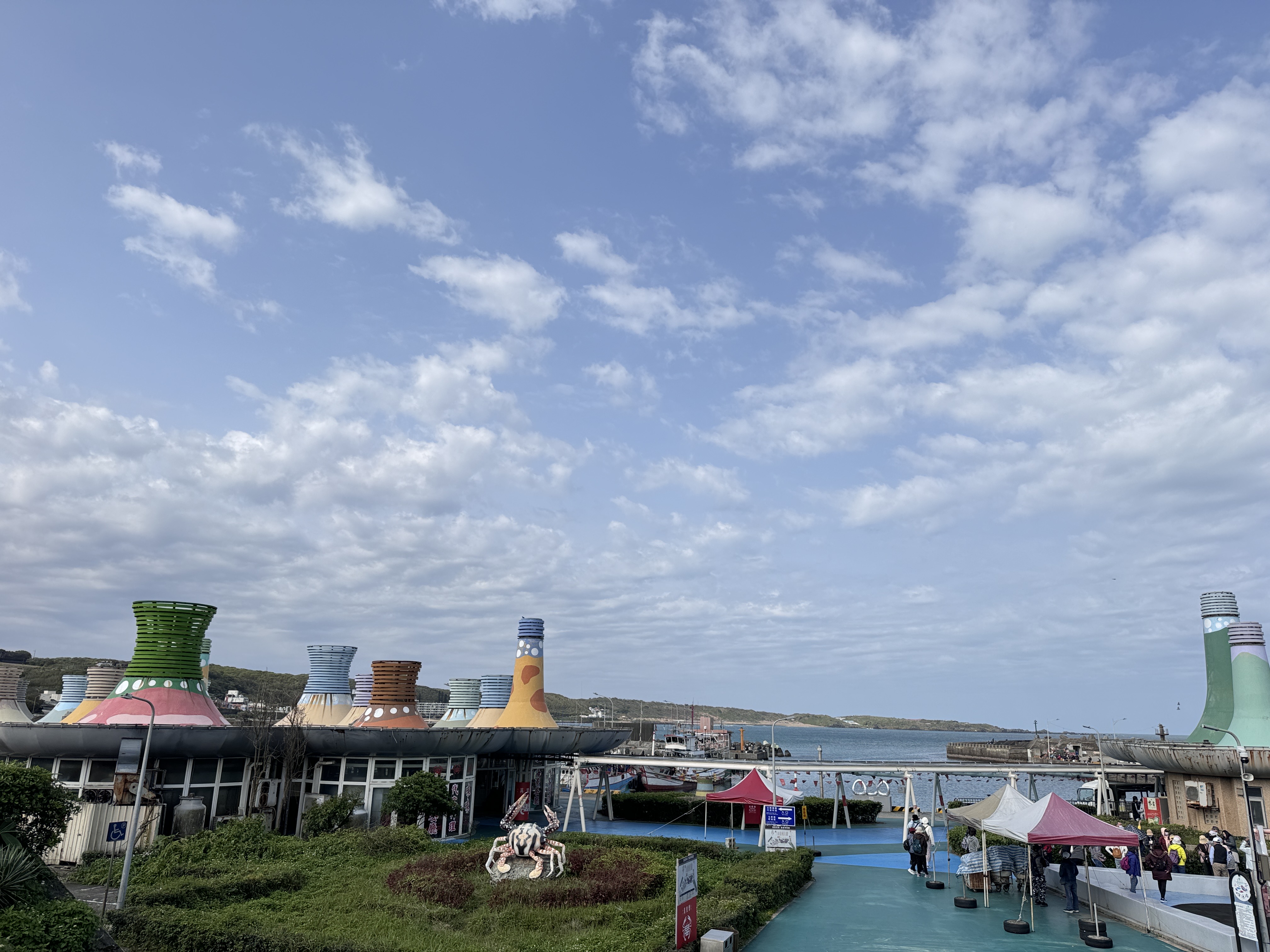 富基魚市是北海岸知名的漁產集散地，其外觀是充滿異國情調的墨西哥帽造型屋頂，魚市海鮮種類豐富多樣