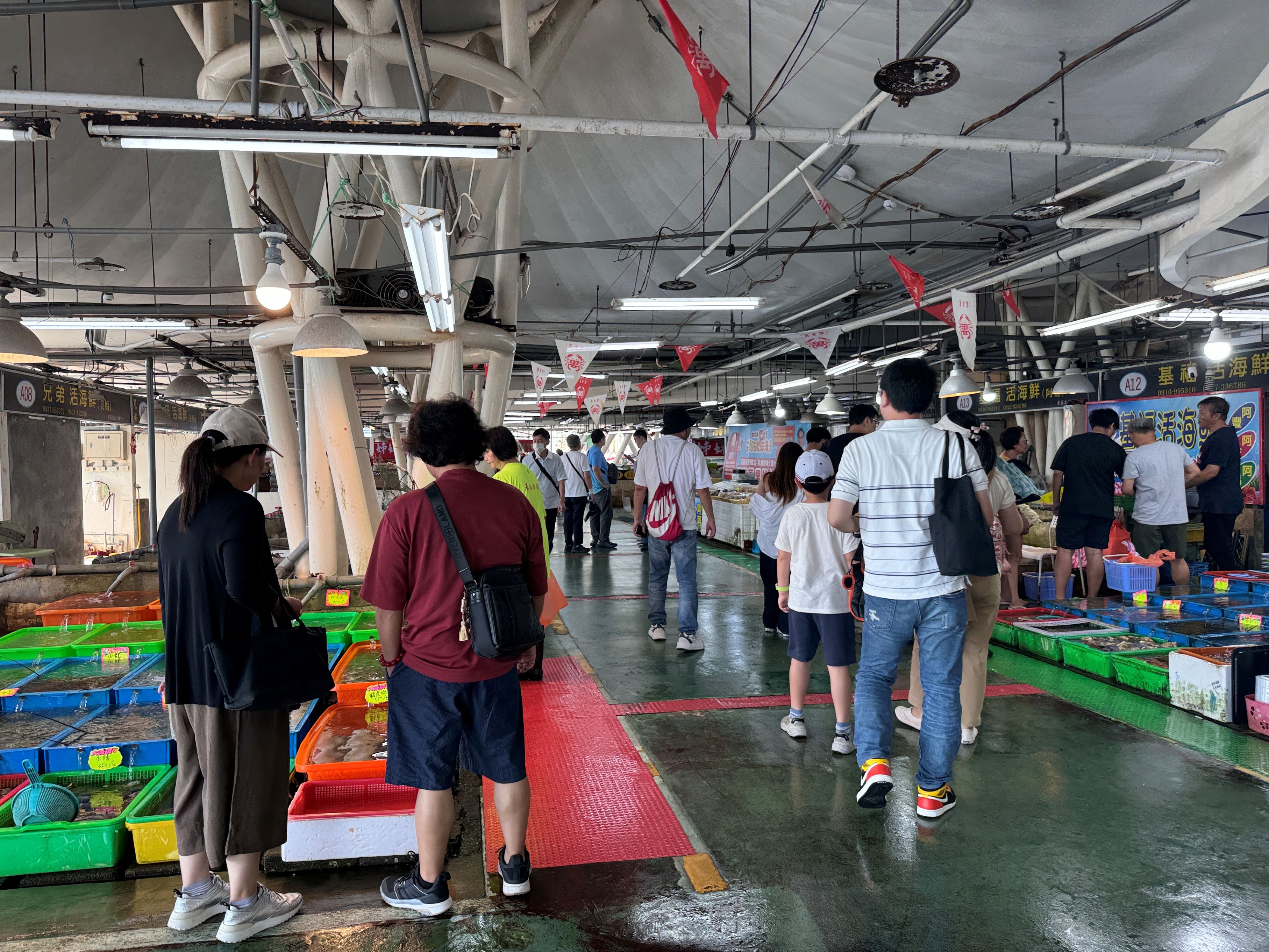 富基魚市內販售現撈直送各式活海鮮，並提供座優質的代客料理服務，讓民眾即刻品嚐尚青海味