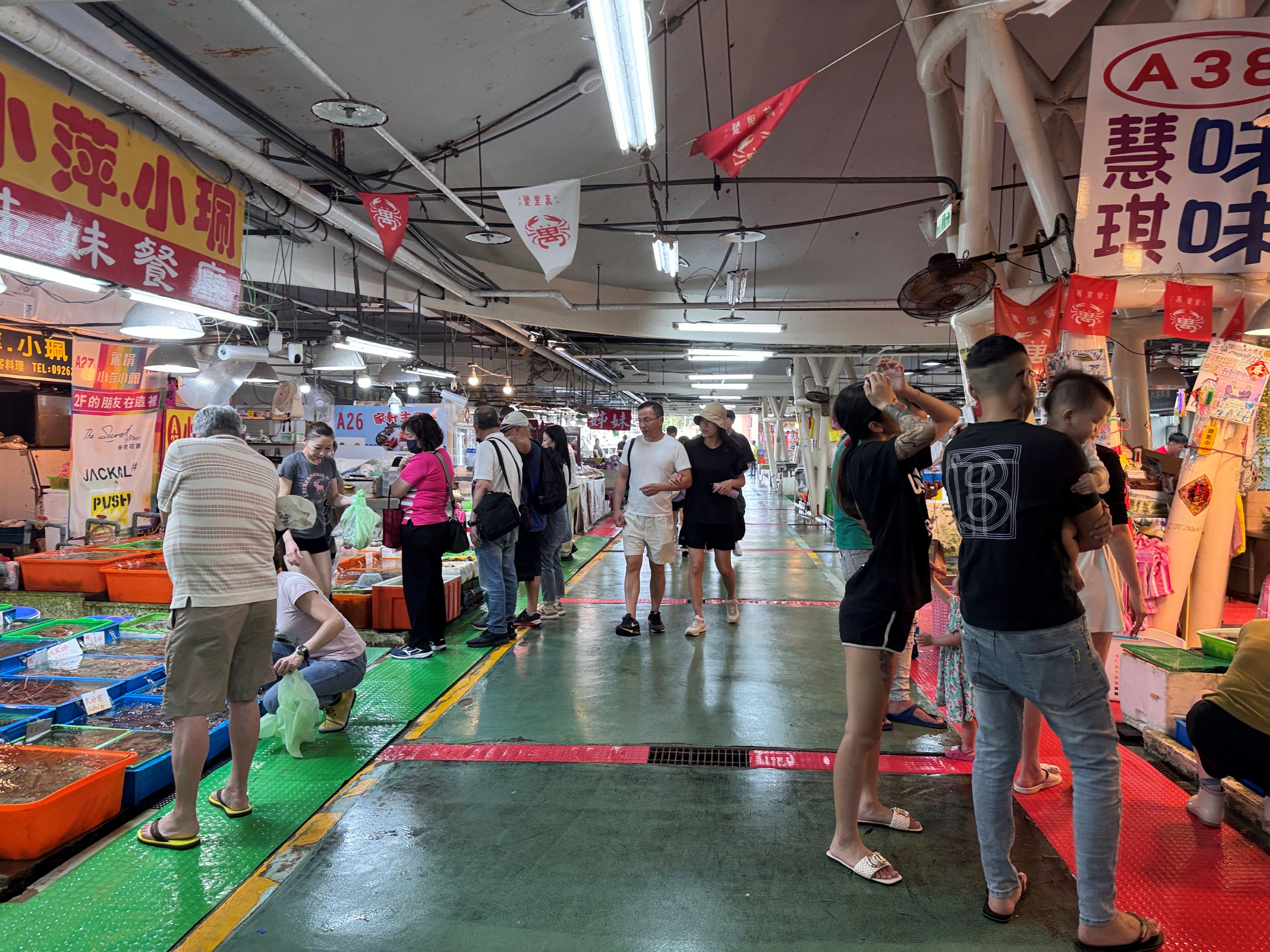 富基魚市販售多種在地現撈的生鮮魚貨，盛產萬里蟹及各式新鮮魚蝦貝類
