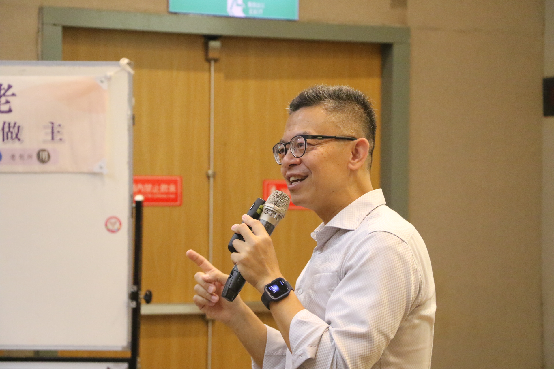 中正大學犯罪防治系教授戴伸峰演講時穿插各式實際案例，妙語如珠，令長輩印象深刻、獲益匪淺。