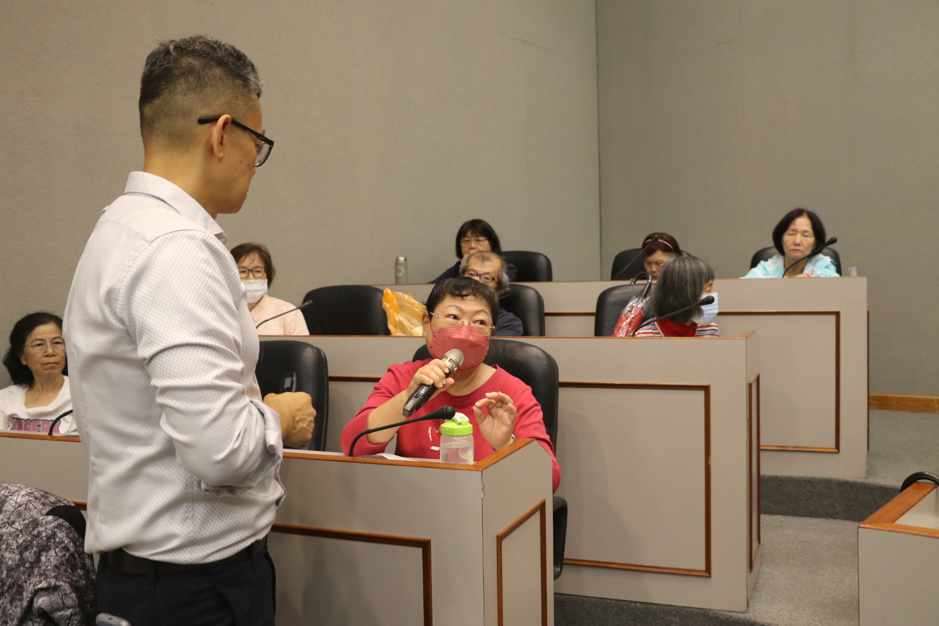  在聽演講時有長者分享被詐騙的經過，提醒其他長輩勿再上當。