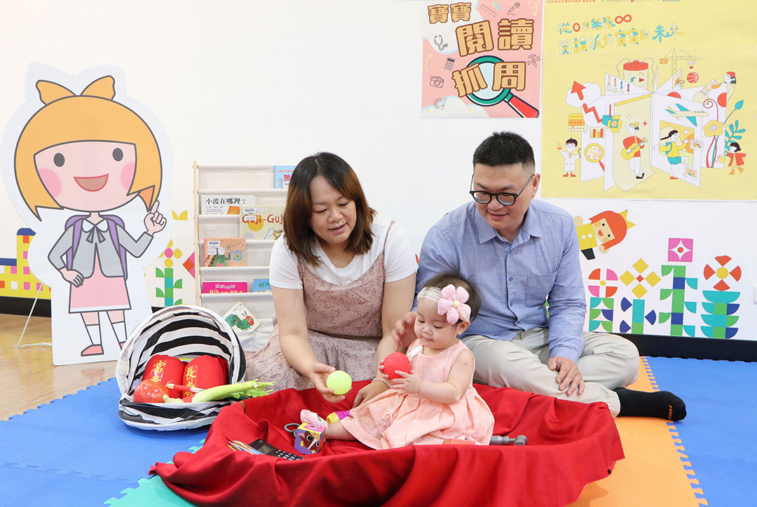 新北市立圖書館「寶寶抓周爬行大挑戰」，結合近年來風行的周歲派對，透過趣味的親子活動，為寶貝留下美好的成長紀念，同時讓父母親體驗親子共讀的美好