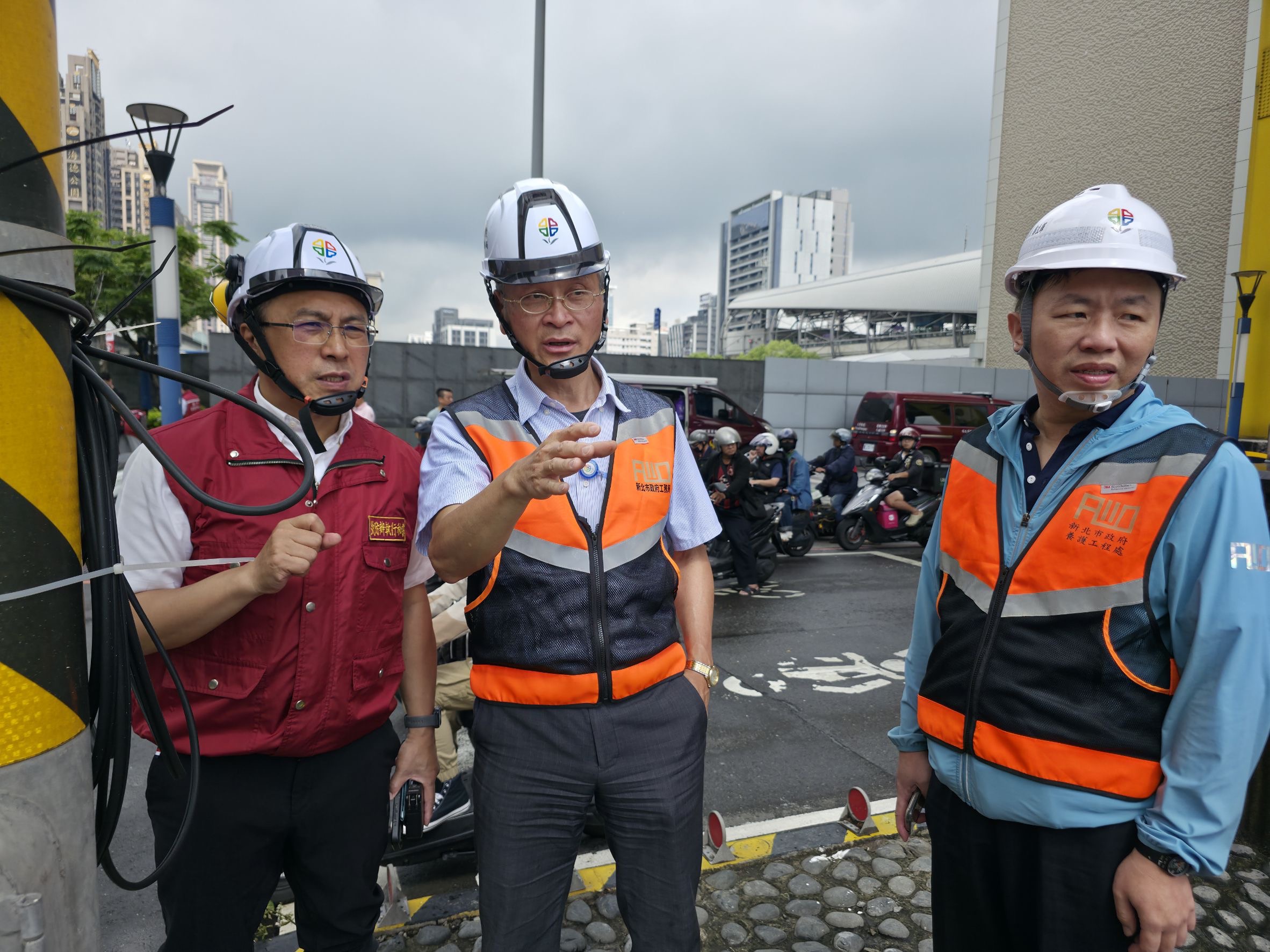 工務局副局長林炳勲（左二）、養工處長鄭立輝（左三）趕赴現場了解修復情形。