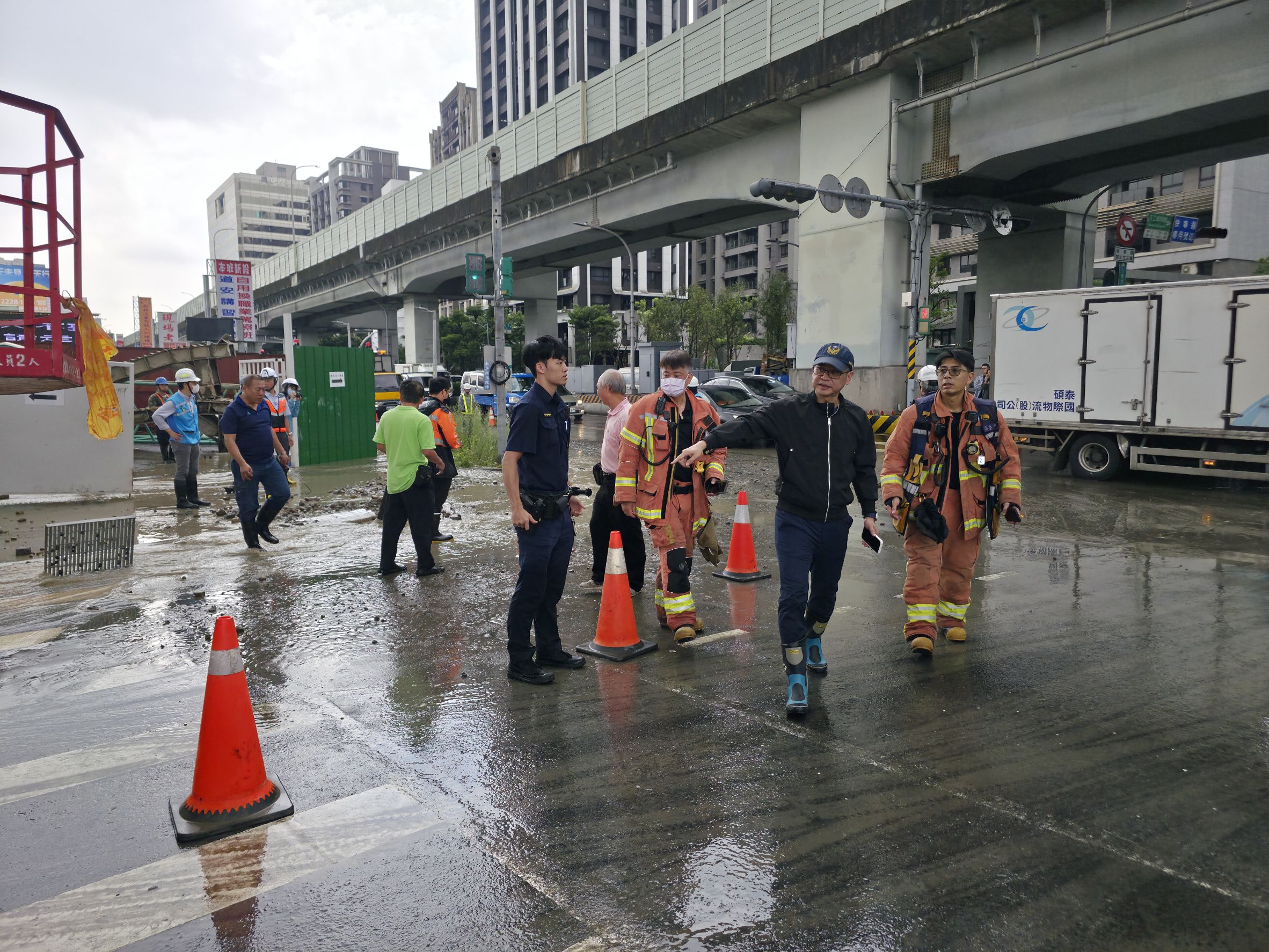 新莊區思源路與新北大道口人行天橋工程進行基樁作業時，不慎誤挖自來水管線，新北市政府第一時間啟動應變機制，員警及義交到場協助疏導交通。