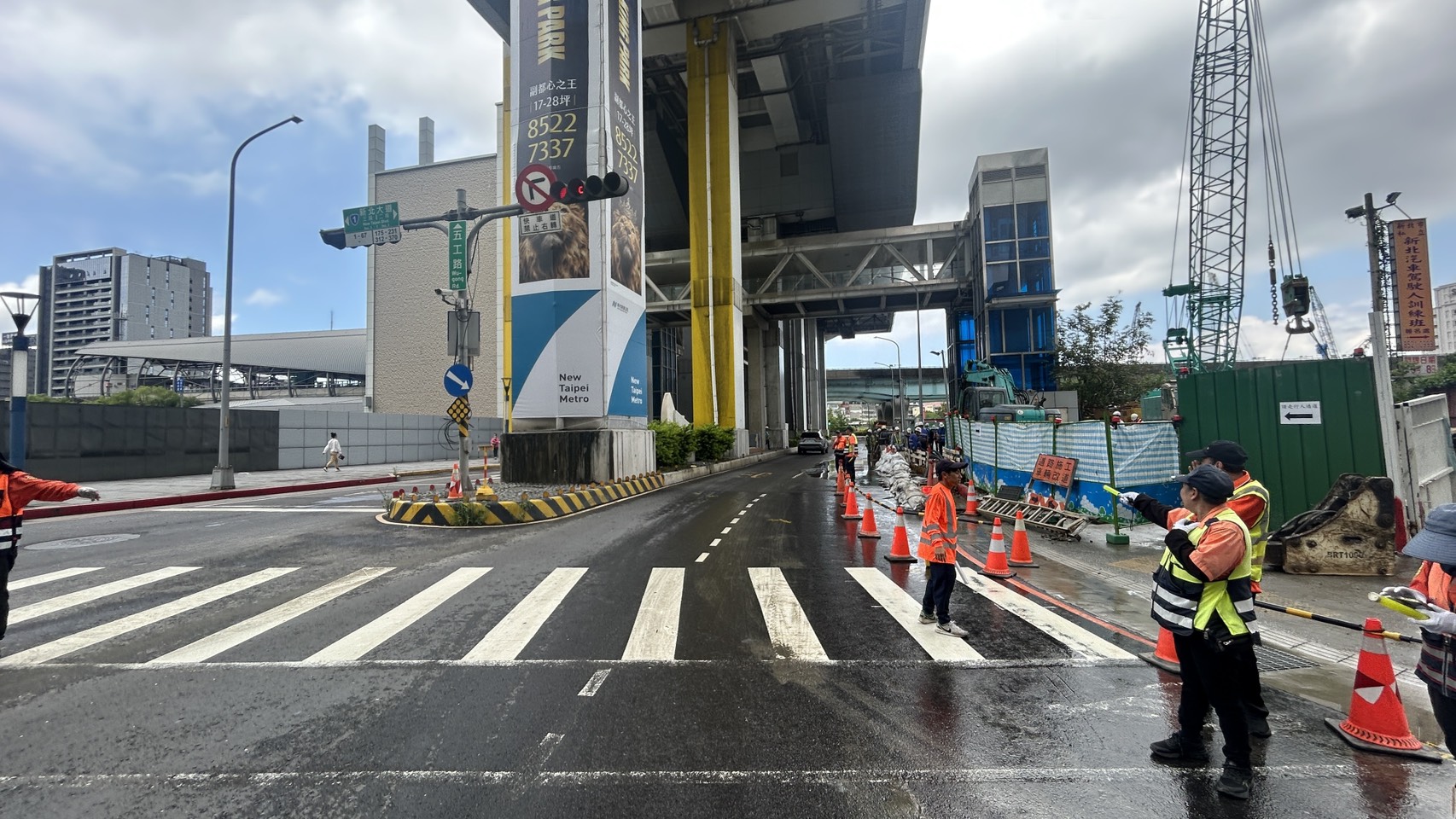 新北市政府第一時間啟動緊急應變，並通知自來水公司關閉水閥，積水退去，新北大道與五工路口的交通逐漸恢復正常通行，也安排義交協助引導。