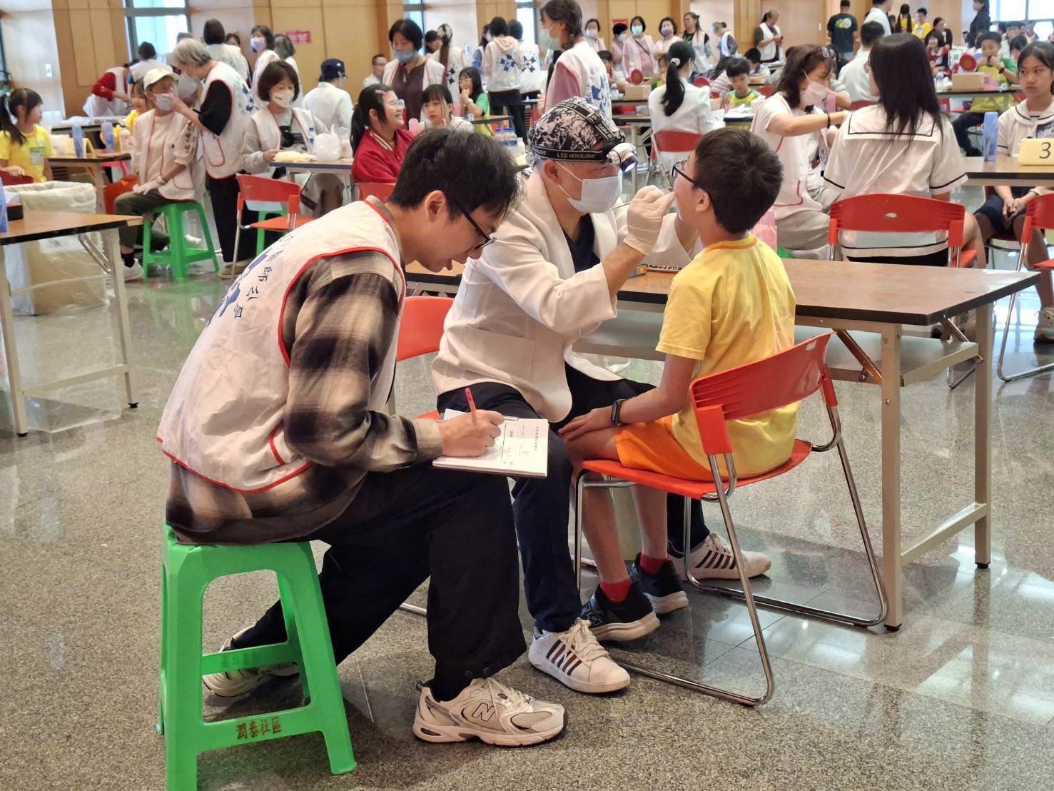 牙醫師詳細檢查參賽學童潔牙情形